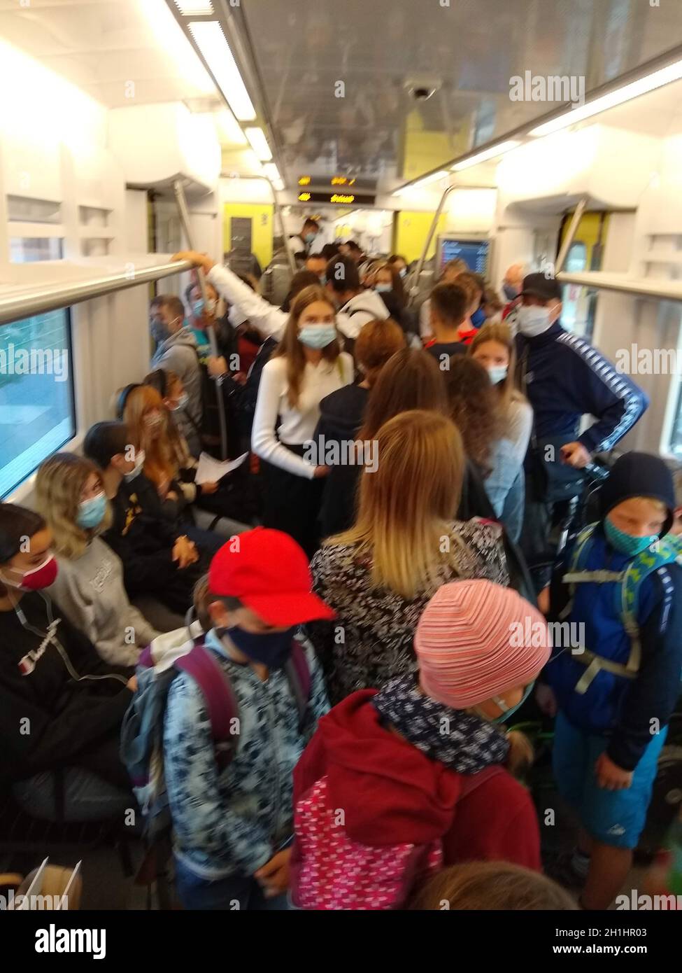 Abest haint: Leicht gesagt, schwer getan. Auf der Breisgau S-Bahn der Linie S11 von Hinterzarten nach Freiburg stehen die Fahrgäste dicht gedrängt Stockfoto
