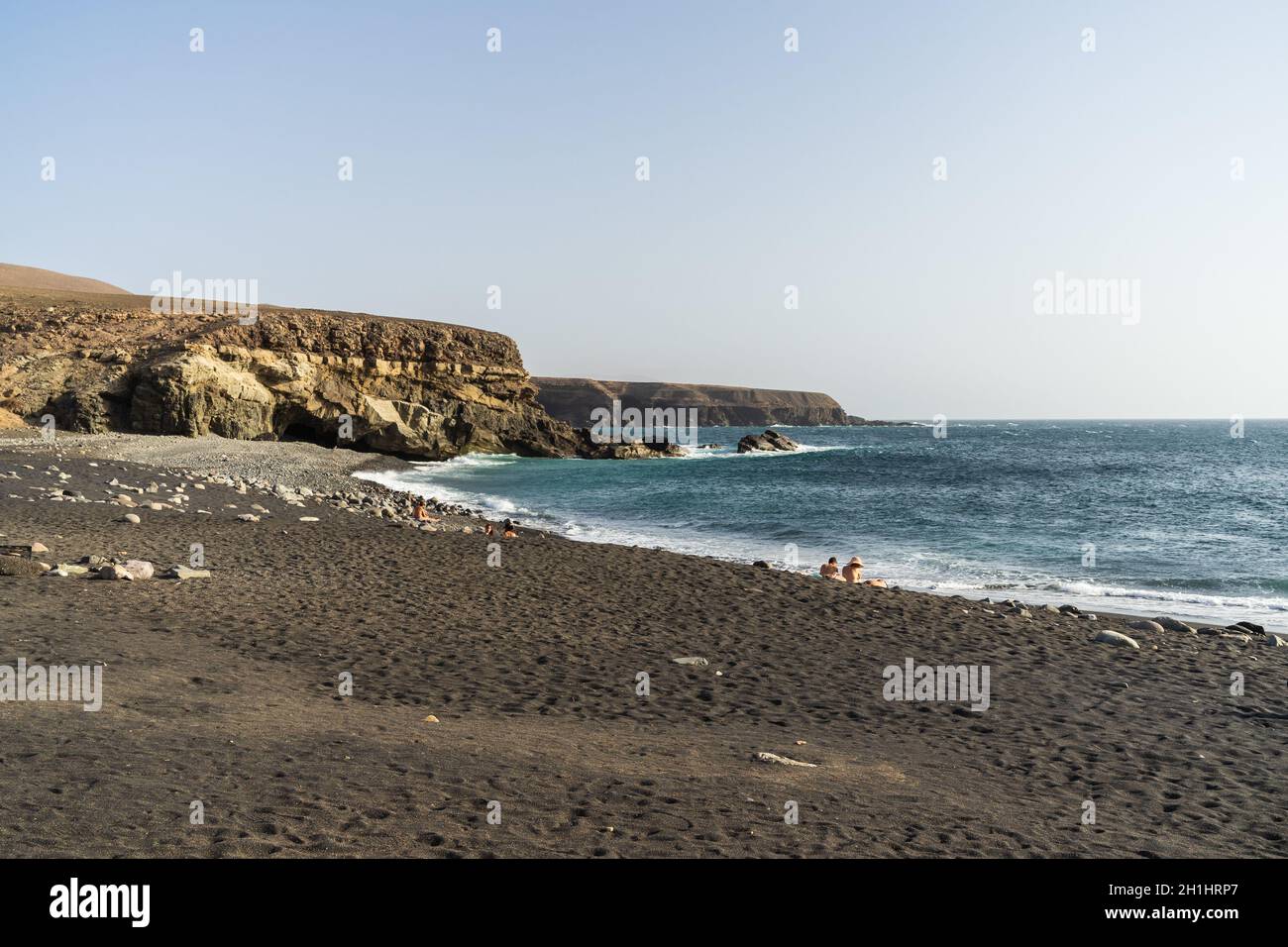 Ein einsamer schwarzer Sandstrand, der bei Urlaubern in der Nähe des Dorfes Ajuy an der Atlantikküste beliebt ist. Fuerteventura: Kanarische Inseln. Spanien. Stockfoto