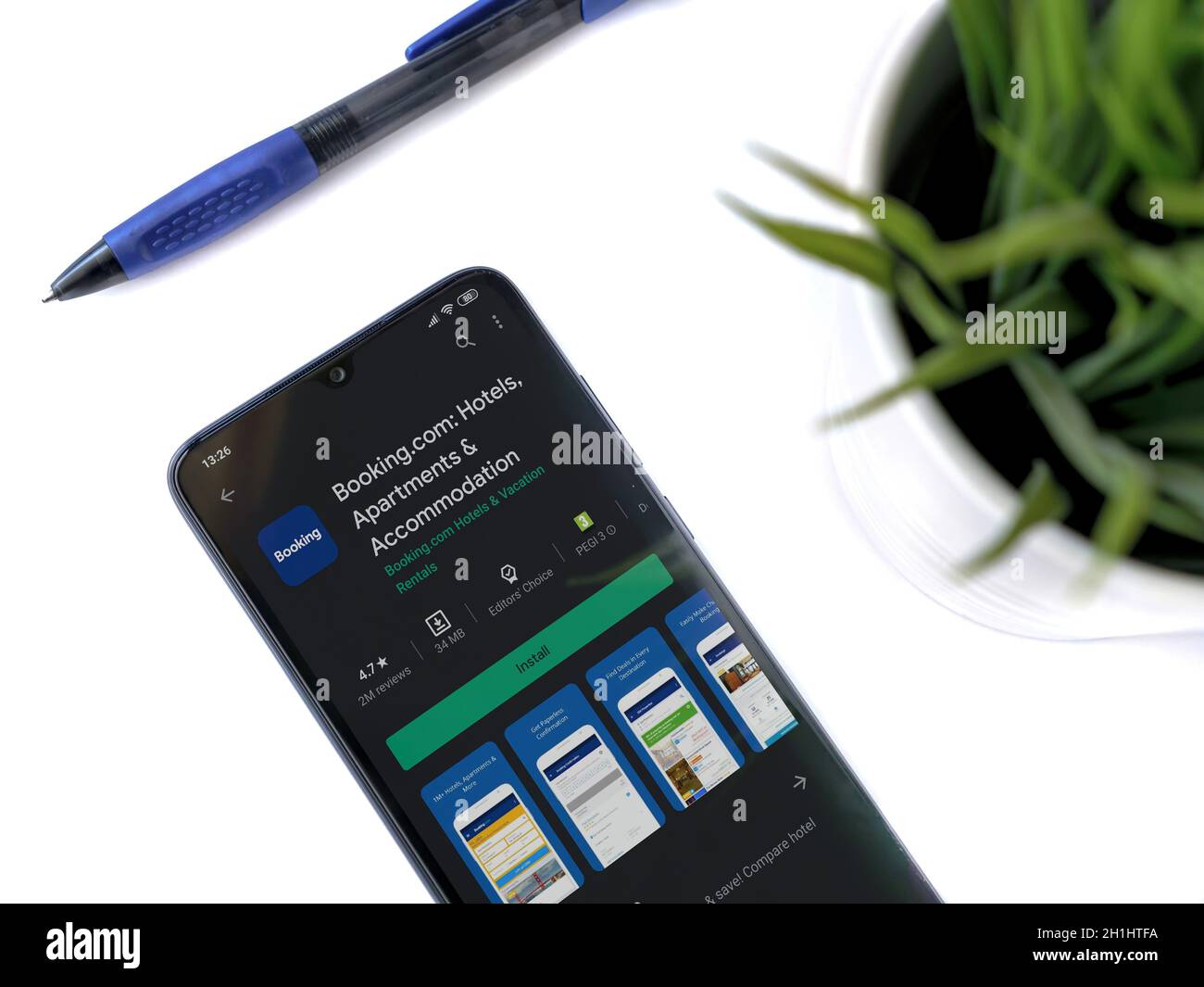 LOD, Israel - 8. Juli 2020: Moderner minimalistischer Büroarbeitsplatz mit schwarzem Smartphone mit Booking.com App Play Store-Seite auf weißem Hintergrund. Stockfoto