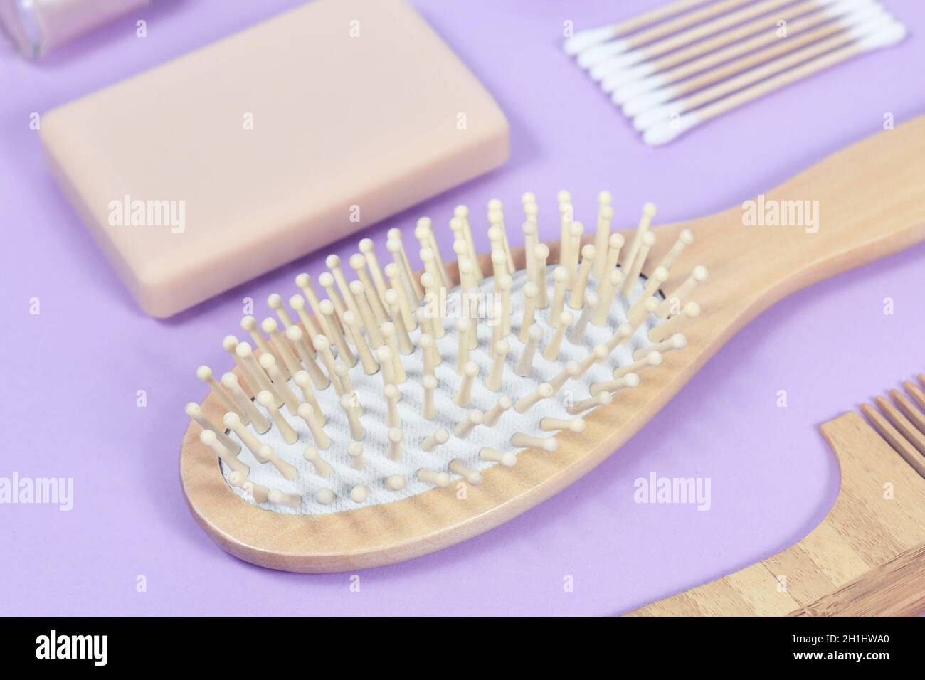 Holz umweltfreundliche Haarbürste auf violettem Hintergrund Stockfoto