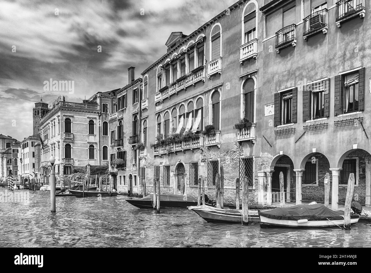 Malerische Architektur entlang des Canale Grande im Cannaregio-Viertel von Venedig, Italien Stockfoto