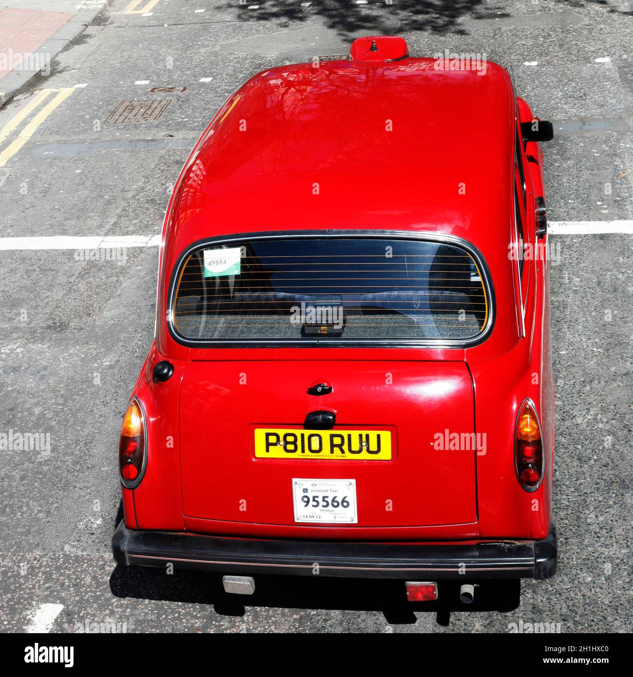 London, Großbritannien - 30. April 2012: London Taxi, auch hackney Kutsche genannt, schwarzes Taxi. Traditionell Taxis sind alle schwarz in London, aber jetzt in hergestellt Stockfoto