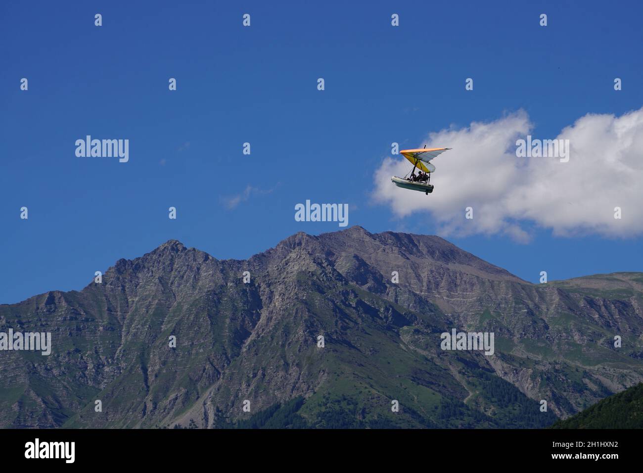 Handsegler-Wasserflugzeug über dem hohen Gipfel in serre Ponçon alps france Stockfoto