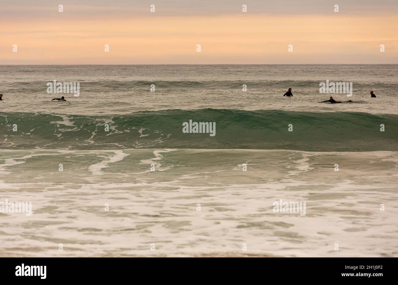 LA VEGA, Asturien, Spanien. 31. Mai, 2017: Surfer am Strand von La Vega, in der Dämmerung, in der Nähe von Llanes, Asturien, Spanien Stockfoto