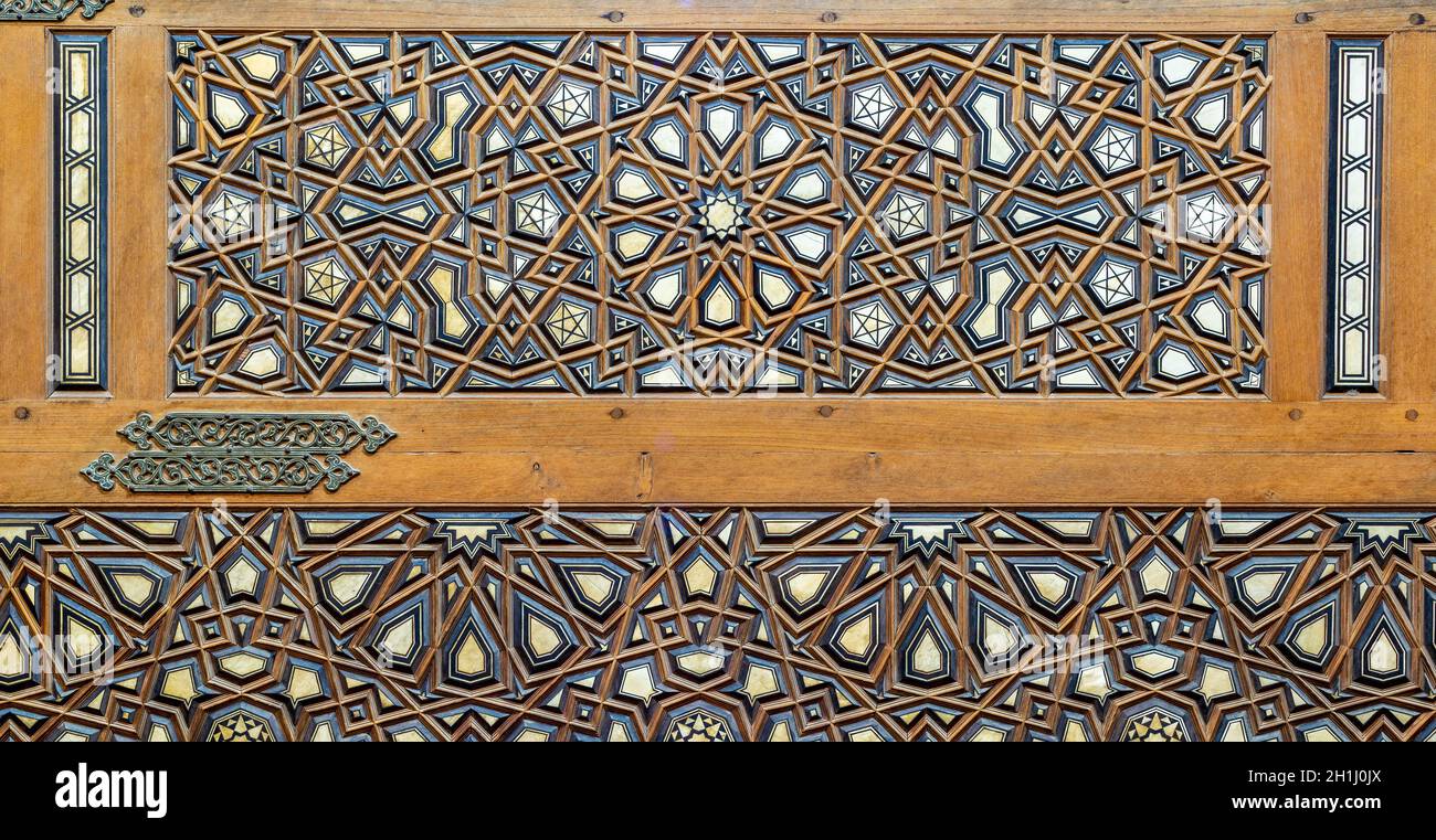 Arabeske Holzdekorationen, mit Elfenbein und Ebenholz eingelegte Nut und Feder, auf Minbar der historischen öffentlichen Moschee von Al Rifai, Alt-Kairo, Ägypten Stockfoto