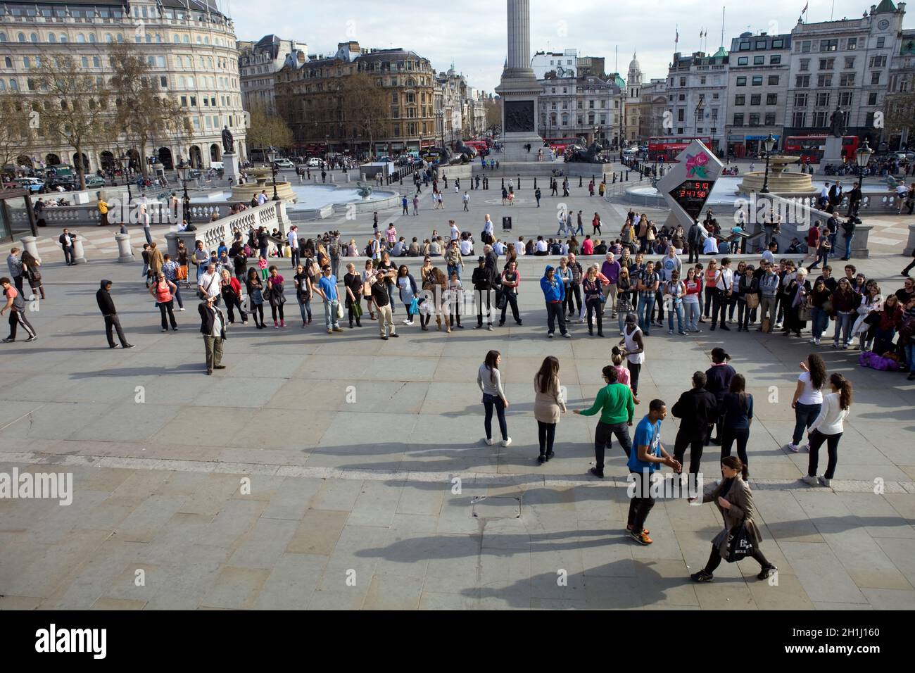 LONDON - 7. APRIL: Menschen tanzen auf dem Trafalgar Square 07. April 2011 in London. Tanzshow vor der Nationalgalerie Stockfoto