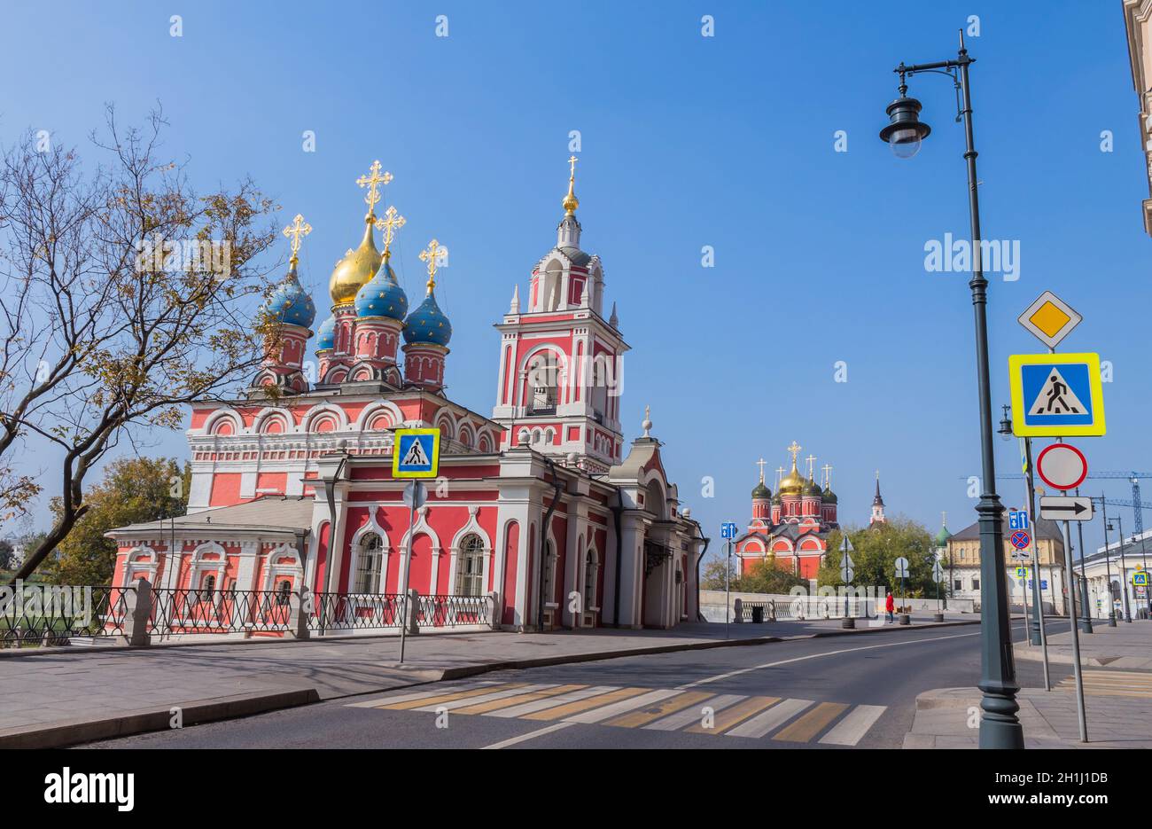 Menschen in der Nähe der Kirche des Heiligen Georg (Schutz der seligen Jungfrau) auf dem Pskow Berg auf der Varvarka Straße im Zentrum von Moskau, Russland Stockfoto