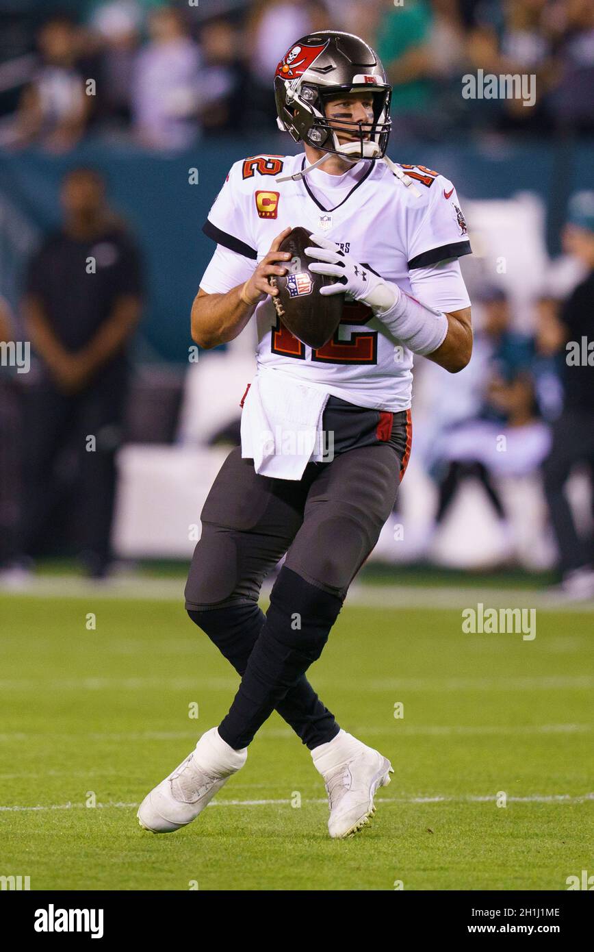 Philadelphia, Pennsylvania, USA. Oktober 2021. Tampa Bay Buccaneers Quarterback Tom Brady (12) in Aktion vor dem NFL-Spiel zwischen den Tampa Bay Buccaneers und den Philadelphia Eagles im Lincoln Financial Field in Philadelphia, Pennsylvania. Christopher Szagola/CSM/Alamy Live News Stockfoto