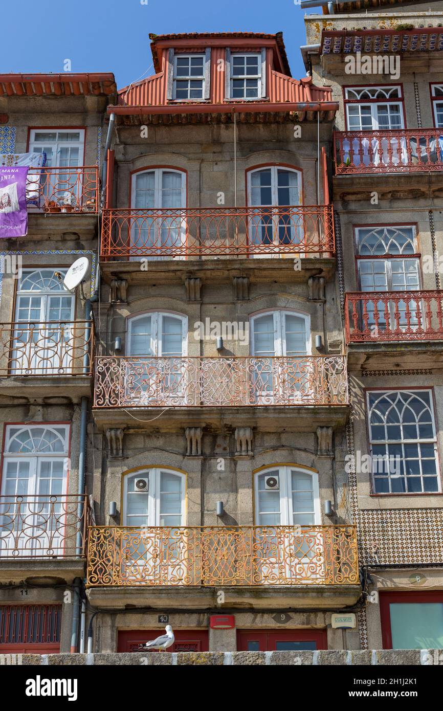 Porto, Portugal. 17. April 2017: Die typischen bunten Gebäude des Stadtteils Ribeira mit den beliebten Geschäften, Restaurants und Bars in der Ston gebaut Stockfoto