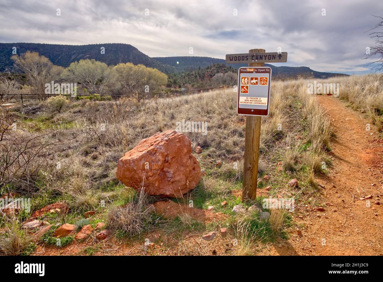 Ein Schild, das den Wegweiser zum Woods Canyon südlich von Sedona AZ markiert. Stockfoto