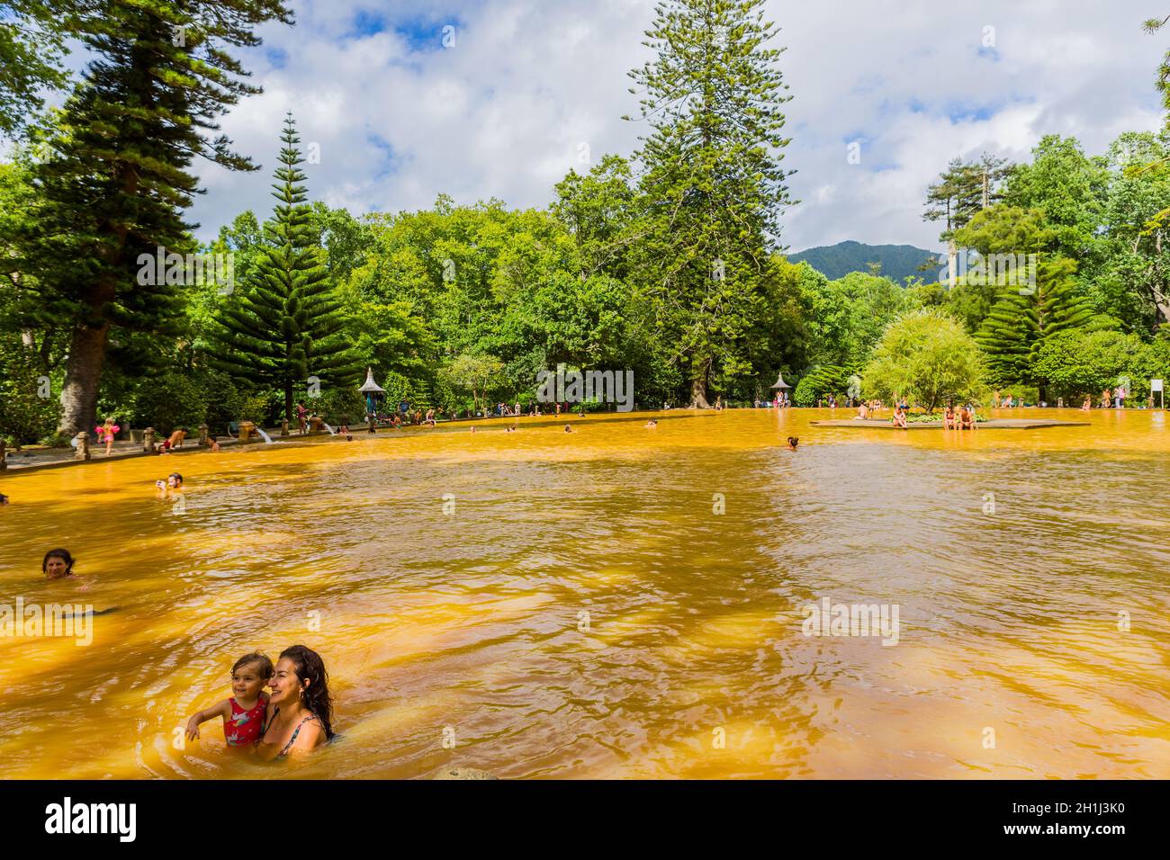 Furnas, Azoren, Portugal - 16. August 2020: Schwimmen in einem Mineralbad im botanischen Garten Terra Nostra in Furnas, Sao Miguel isran Stockfoto