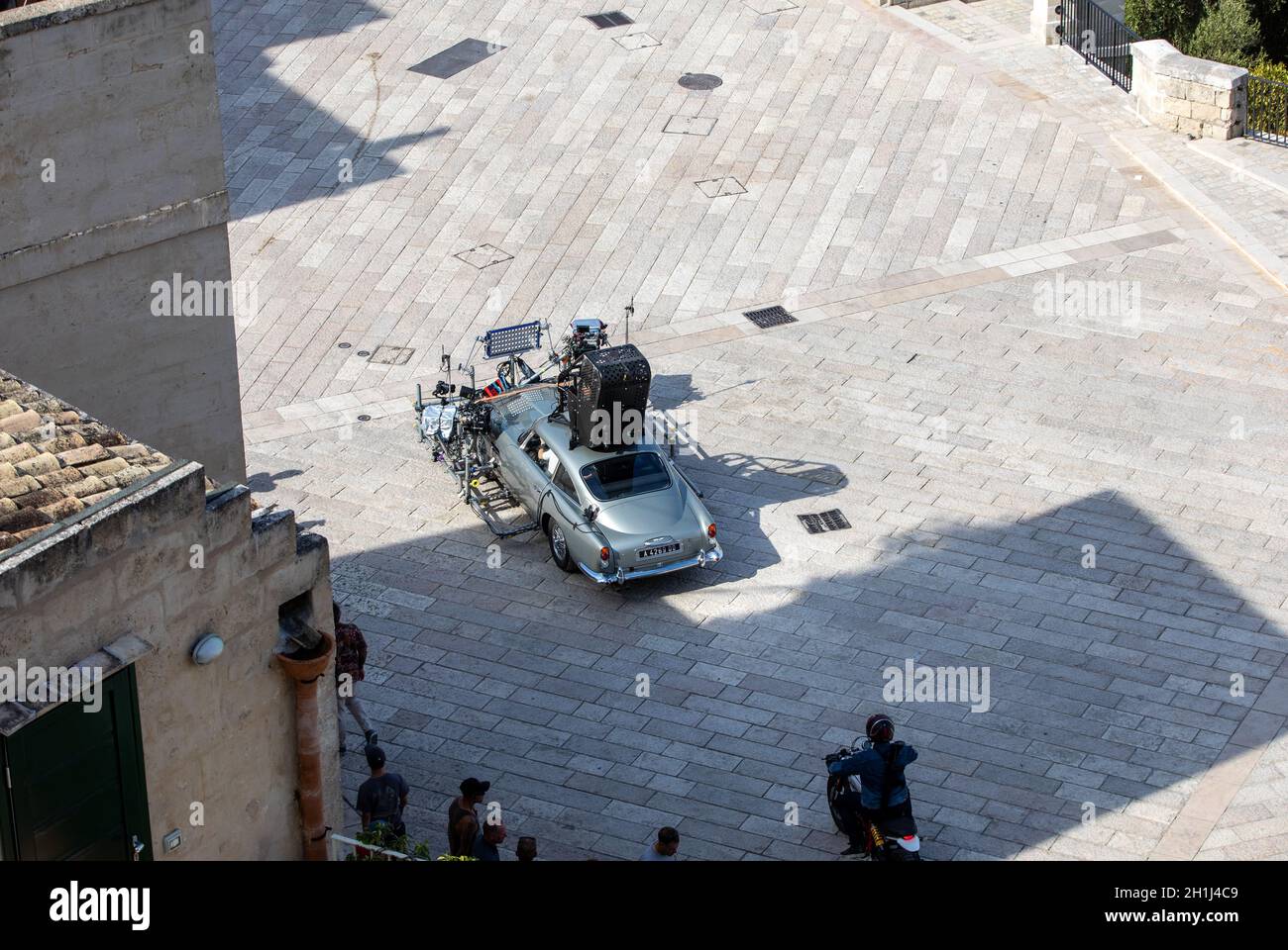 Matera, Italien - 15. September 2019: Bond 25, Aston Martin DB5 beim Filmen von Verfolgungsszenen durch die engen Gassen des Films "keine Zeit zu sterben" in S Stockfoto