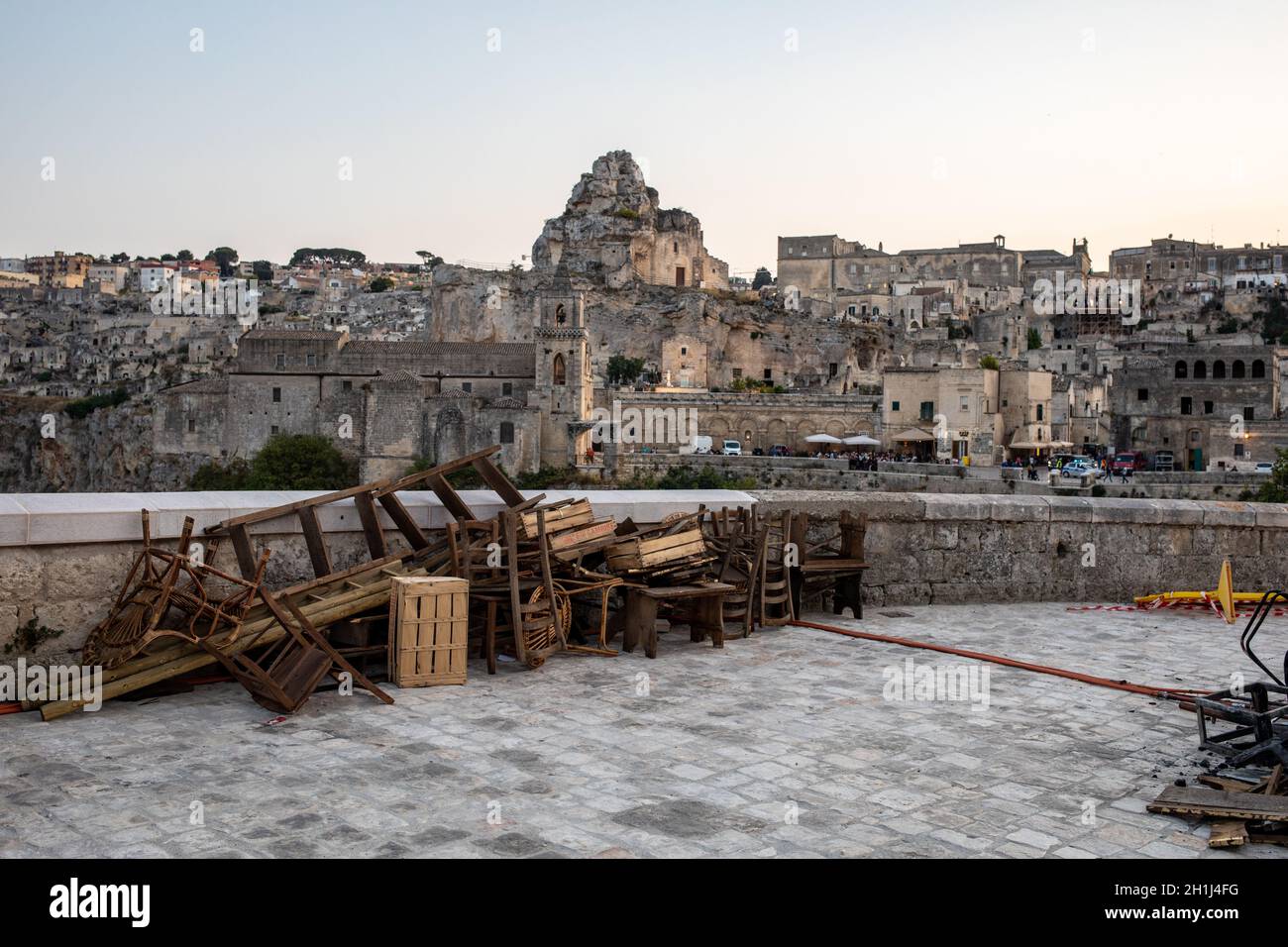 Matera, Italien - 17. September 2019: Bond 25, szenografische Elemente für Explosions- und Feuerszenen aus dem Film 'No Time to die' in Sassi, Matera, Stockfoto