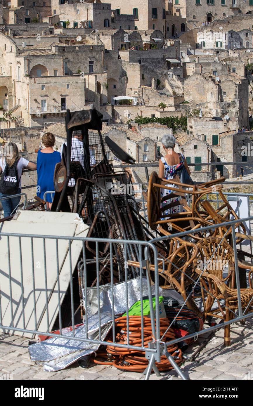 Matera, Italien - 15. September 2019: Bond 25, Scenographie-Elemente für Explosions- und Brandszenen aus dem Film "No Time to die" in Sassi, Matera, Stockfoto