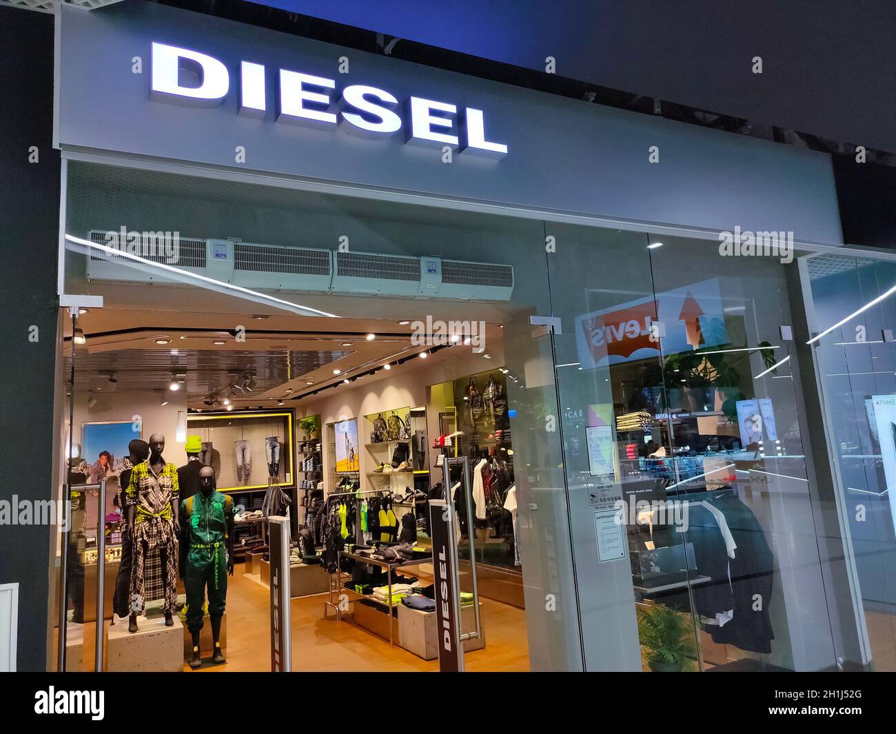 Kiew, Ukraine - 6. September 2020: Briefe an Diesel auf einer Fassade im Laden in Kiew, Ukraine, am 6. September 2020 Stockfoto