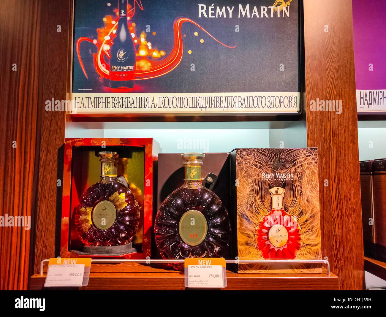 Kiew, Ukraine - 15. September 2020: Remy Martin feiner Champagner-Cognac im Duty-Free-Regal am 15. September 2020 im Airport in Kiew, Ukraine. Remy Stockfoto