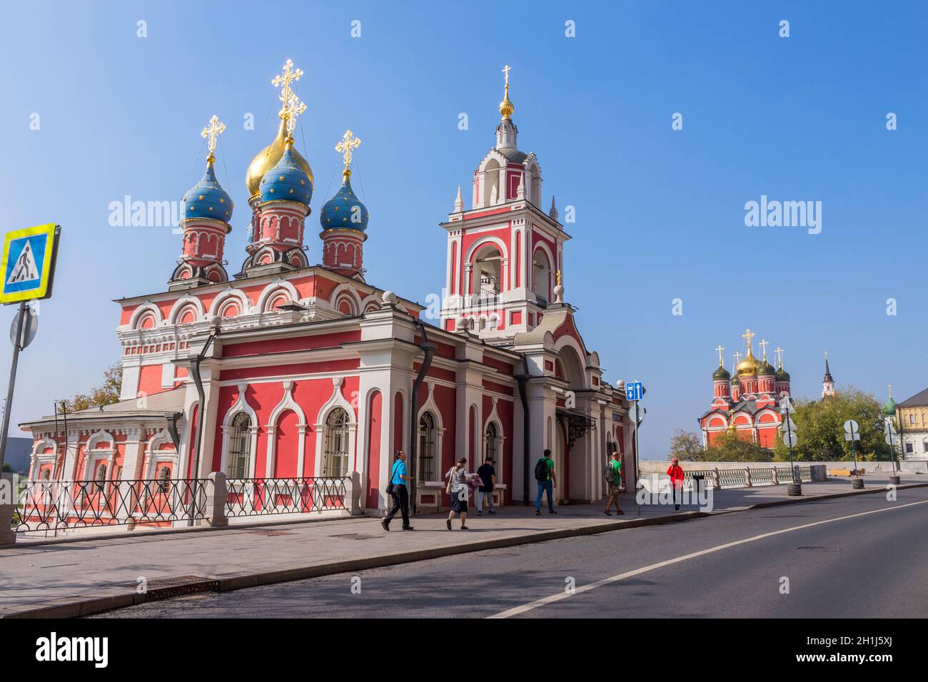 Menschen in der Nähe der Kirche des Heiligen Georg (Schutz der seligen Jungfrau) auf dem Pskow Berg auf der Varvarka Straße im Zentrum von Moskau, Russland Stockfoto