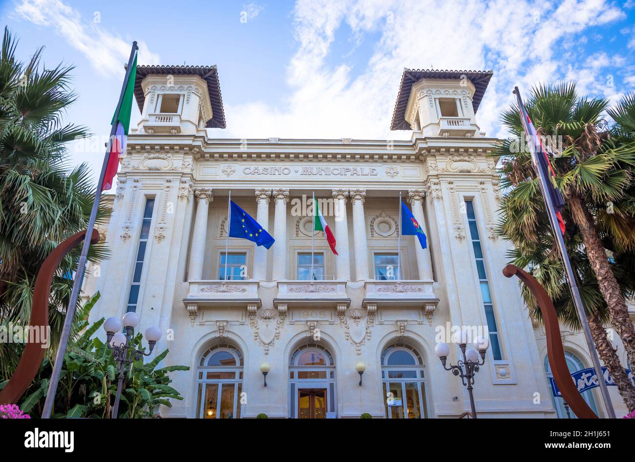 SANREMO, ITALIEN - CA. AUGUST 2020: Blick auf das Casino von Sanremo, eines der wichtigsten Wahrzeichen der Stadt und der Region Ligurien Stockfoto