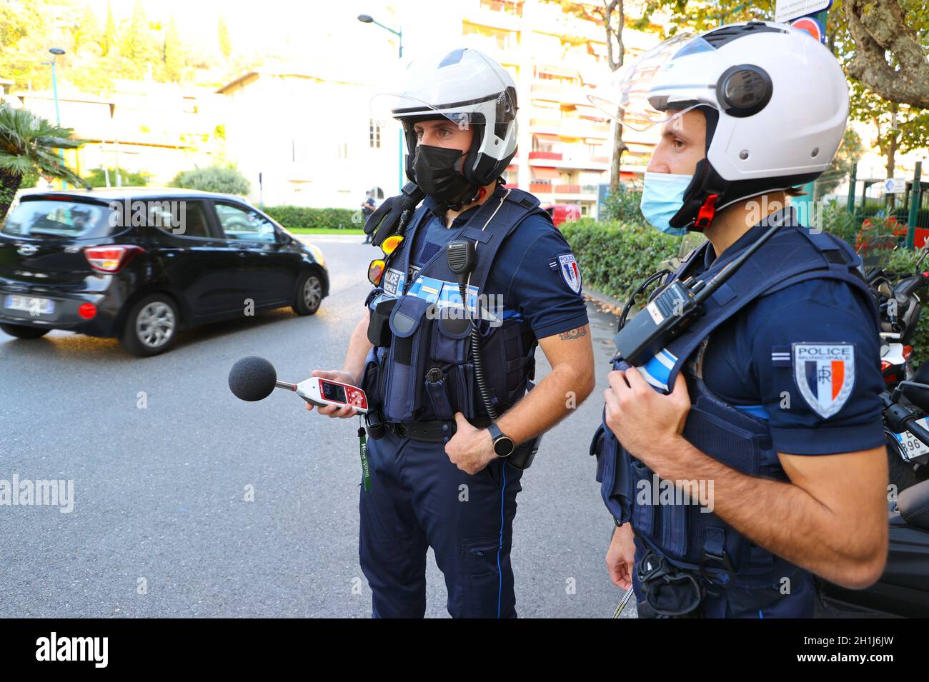 Menton, Frankreich. Oktober 2021. Menton, Frankreich - 18. Oktober 2021: Polizei kontrolliert Verkehrsgeschwindigkeit und -Lärm mit Schallpegelmesser. Polizei, Municipale, Municipal, Polizei, Kraft, Mandoga Media Deutschland Kredit: dpa/Alamy Live Nachrichten Stockfoto