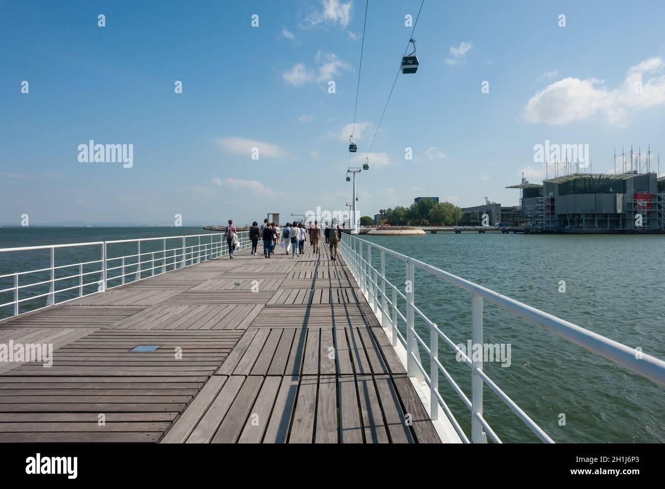 Lissabon Portugal. 27. Mai 2018. Menschen wandern im Parque das Nacoes in Lissabon. Lissabon, Portugal Stockfoto