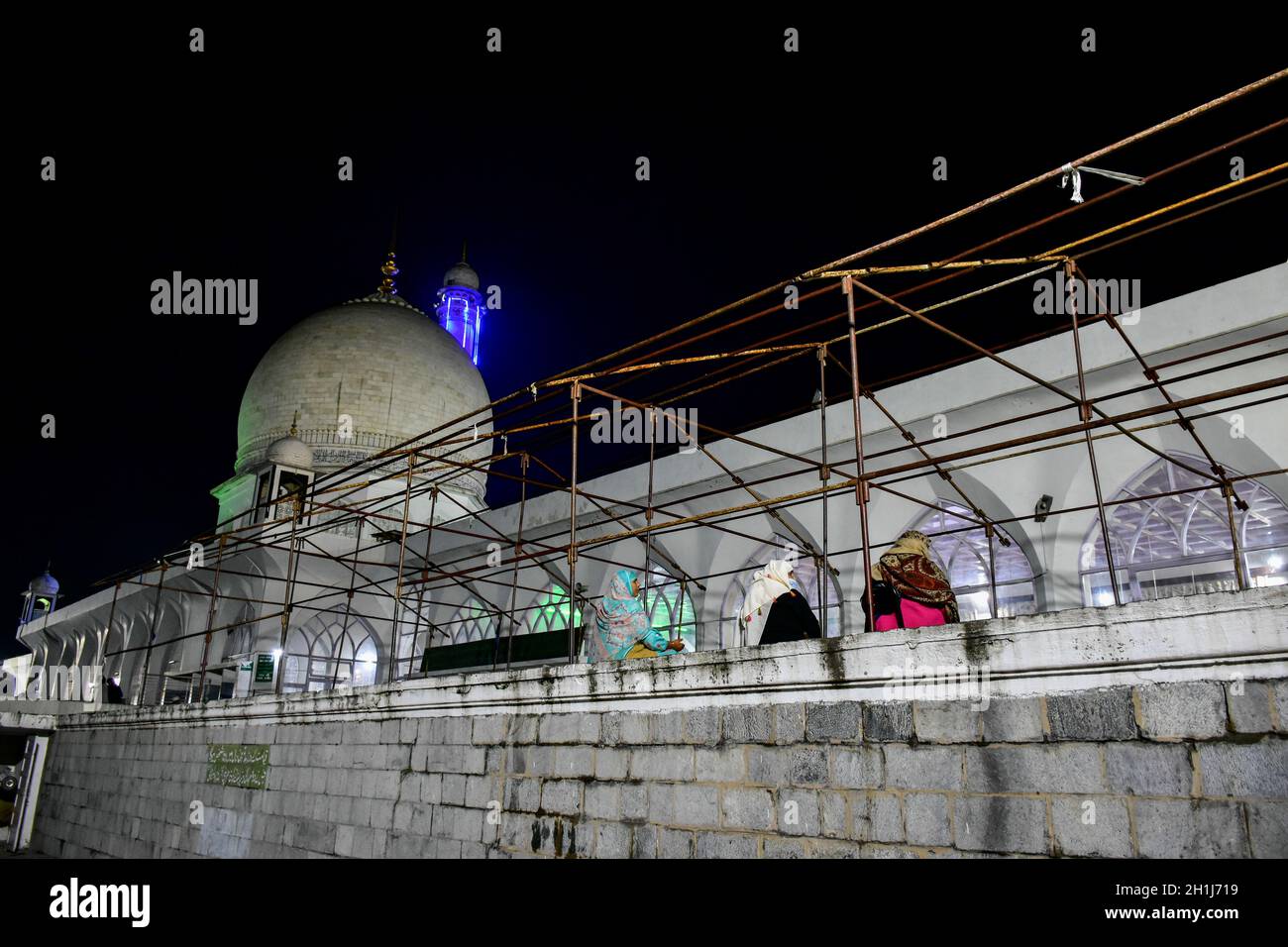 Srinagar, Indien. Oktober 2021. Kaschmirische Frauen beten anlässlich des Hazratbal Shine. Eid Milad UN Nabi wird gefeiert, um die Geburt des Propheten Muhammad (PBUH) zu würdigen. Es wird im dritten Monat des islamischen Jahres gefeiert. (Foto von Saqib Majeed/SOPA Images/Sipa USA) Quelle: SIPA USA/Alamy Live News Stockfoto