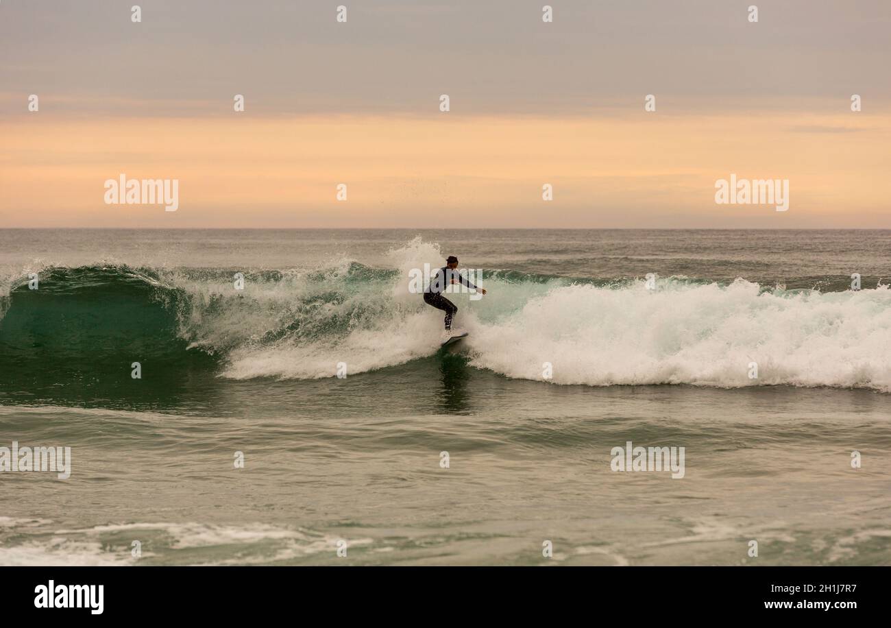 LA VEGA, Asturien, Spanien. 31. Mai, 2017: Surfer am Strand von La Vega, in der Dämmerung, in der Nähe von Llanes, Asturien, Spanien Stockfoto