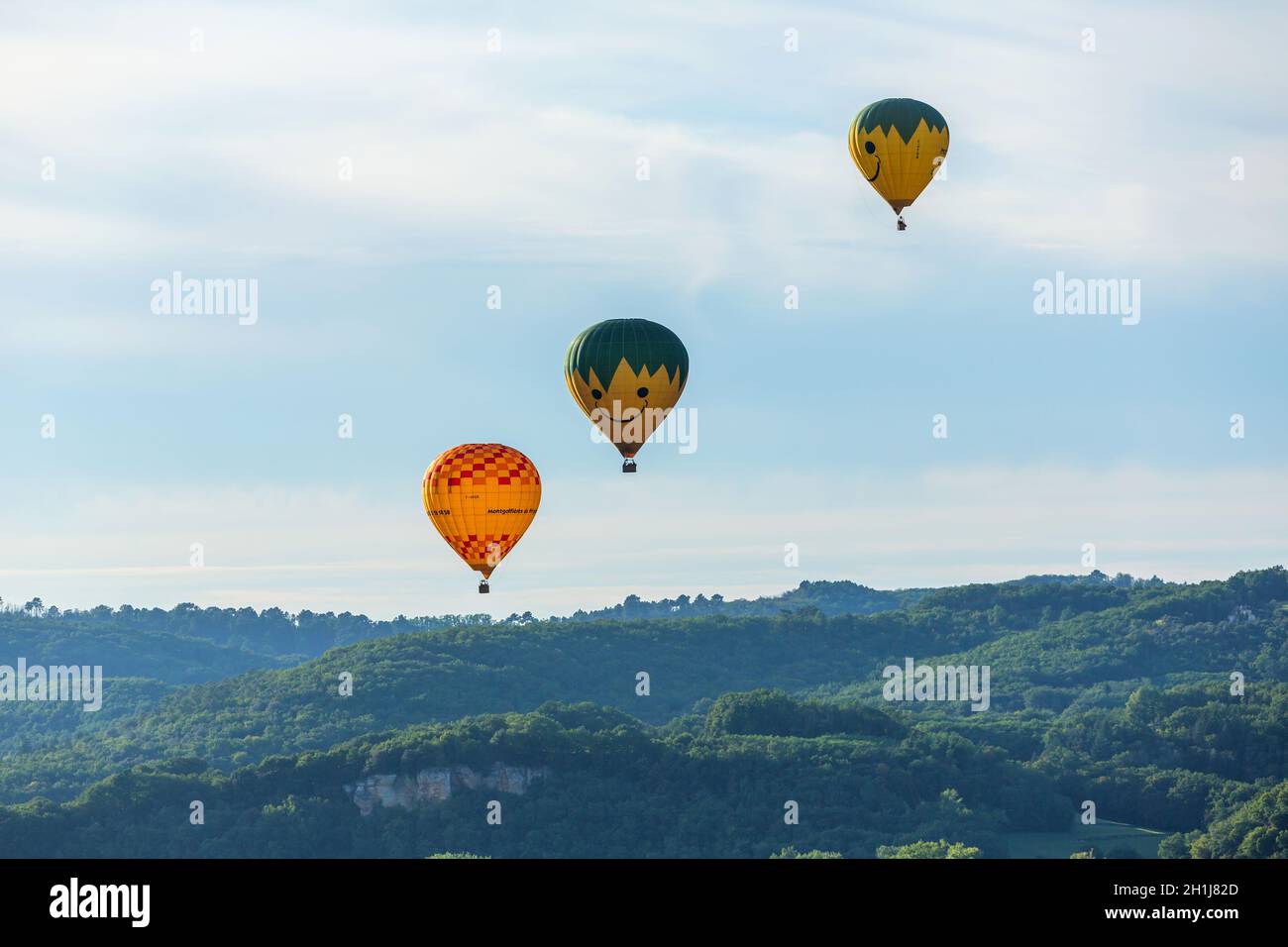 Beynac et Cazenac, Dordogne, Frankreich: 13. August 2019: Heißluftballone fliegen über der Dordogne im Südwesten Frankreichs Stockfoto