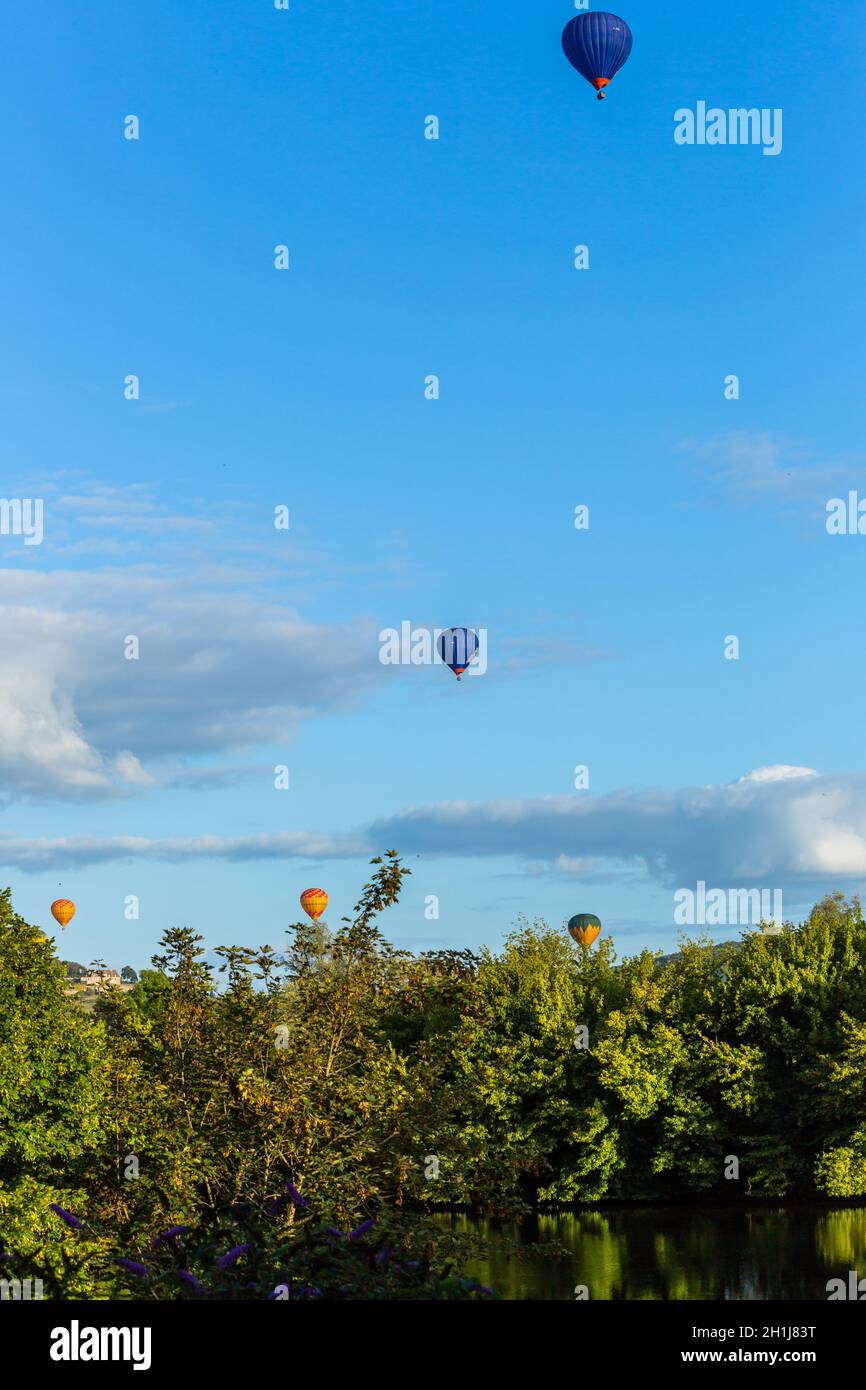 Beynac et Cazenac, Dordogne, Frankreich: 13. August 2019: Heißluftballone fliegen über der Dordogne im Südwesten Frankreichs Stockfoto