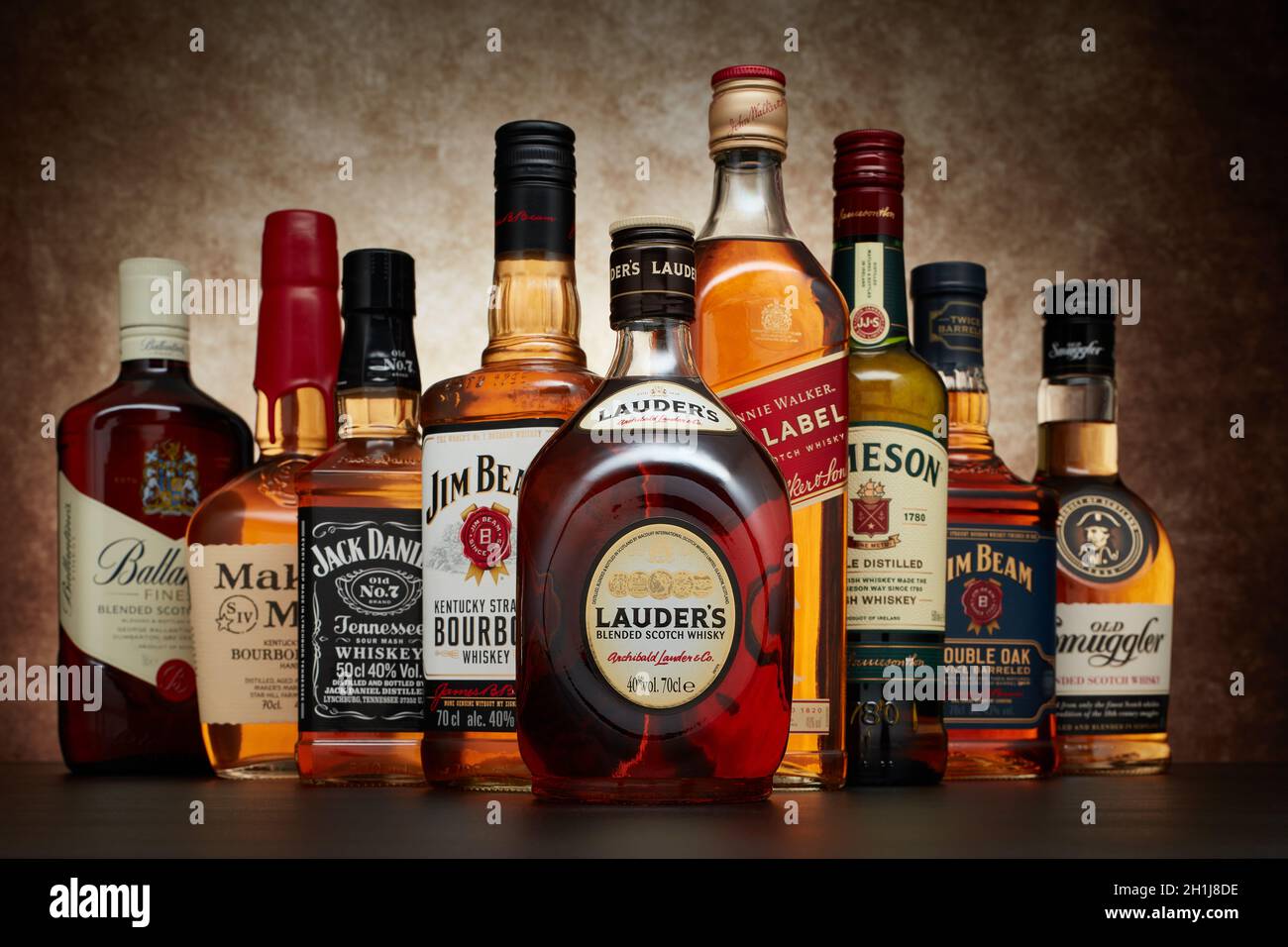 St.Petersburg, Russland - April 2020 - eine Flasche Lauder's Blended Scotch Whisky auf dem Hintergrund anderer beliebter Whisky-Marken auf dunklem Boden Stockfoto