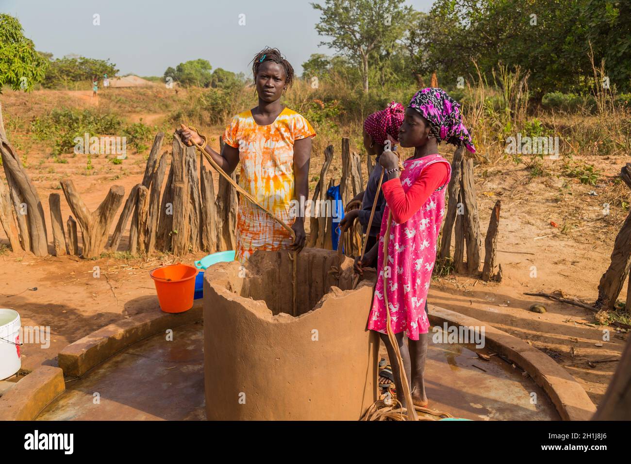 Bissau, Republik Guinea-Bissau - 6. Februar 2018: Frauen und Kinder am Brunnen für Wasser, in der Stadt Bissau, Guinea-Bissau Stockfoto