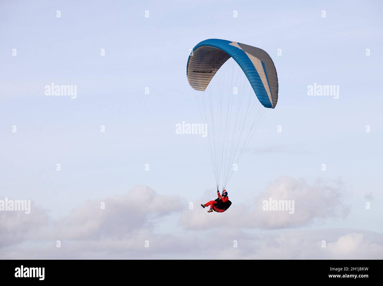 CALDELAS, PORTUGAL - DEZEMBER 17: Paragliding Cross-Country Portugiesische Liga, im Norden Portugals, 17. Dezember 2011, Caldelas, Portugal. Stockfoto