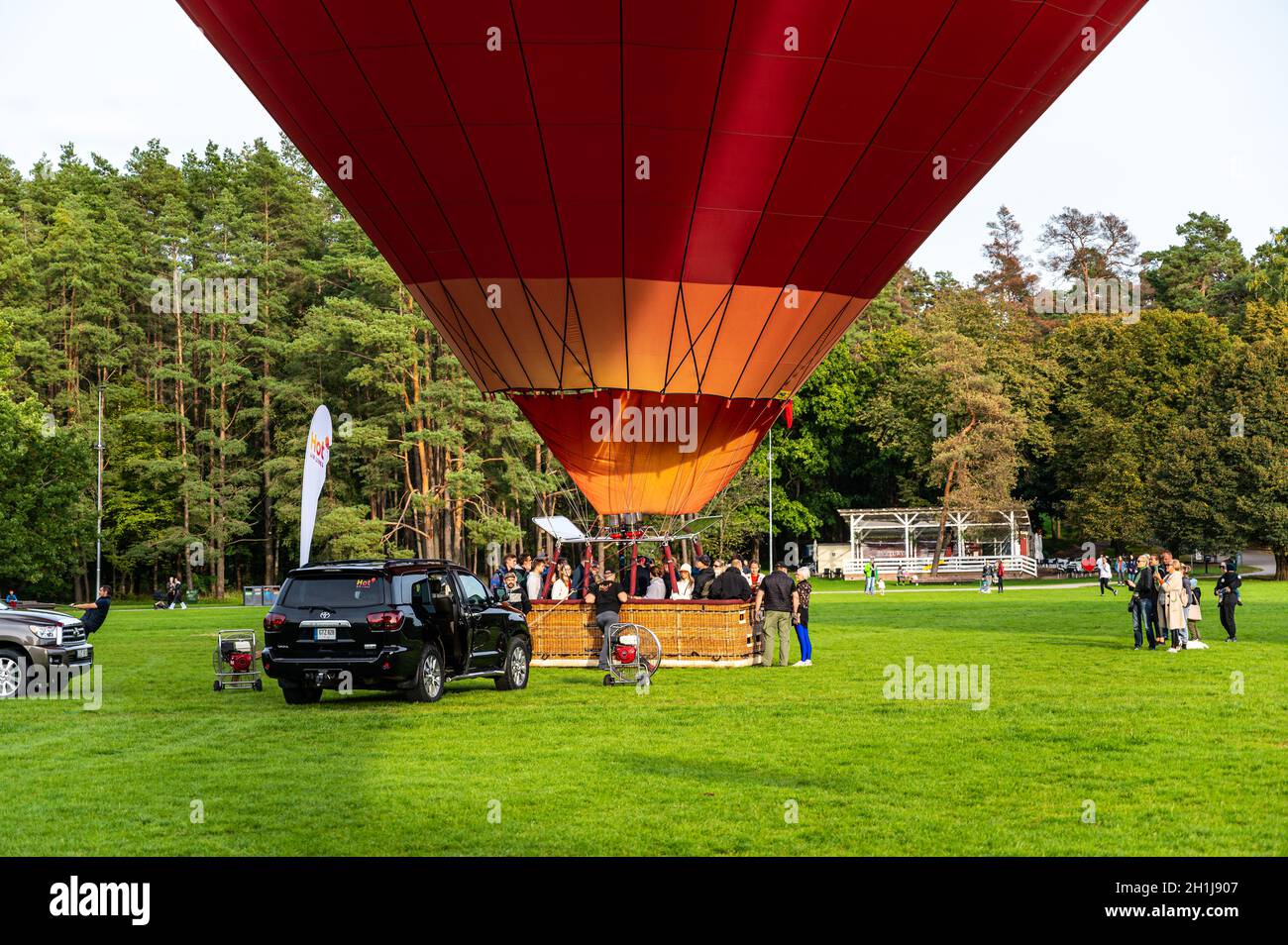 Vilnius, Litauen - 14. September 2021: Der rote Heißluftballon voller Passagiere, die sich für den Start im Vingis Park in Vilnius, L, vorbereiten Stockfoto