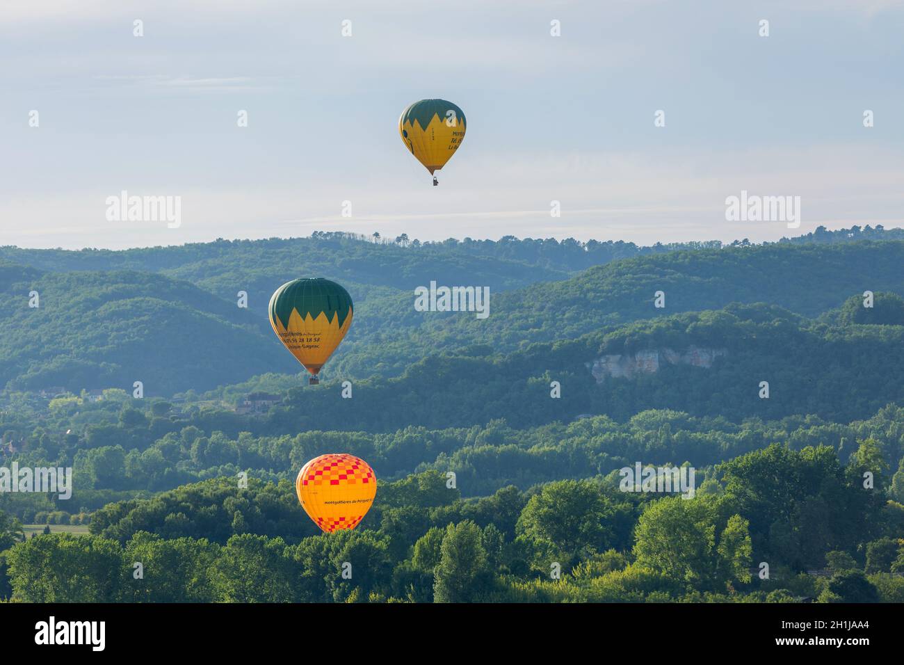 Beynac et Cazenac, Dordogne, Frankreich: 13. August 2019: Heißluftballone fliegen über der Dordogne im Südwesten Frankreichs Stockfoto