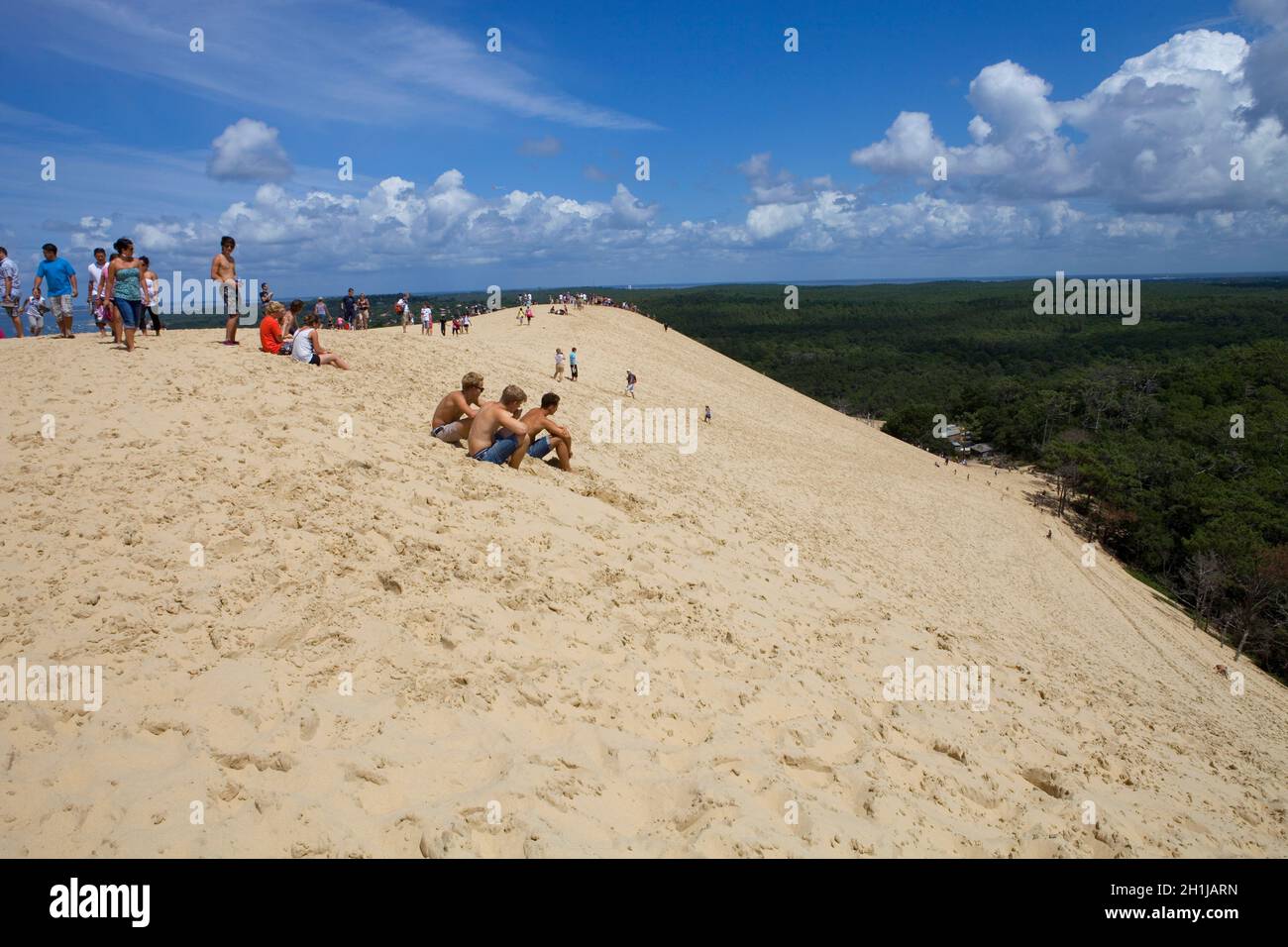 PYLA SUR MER, FRANKREICH - 8. AUGUST: Besucher der berühmten Düne von Pyla, der höchsten Sanddüne Europas, am 8. August 2012 in Pyla Sur Mer, Frankreich. Stockfoto