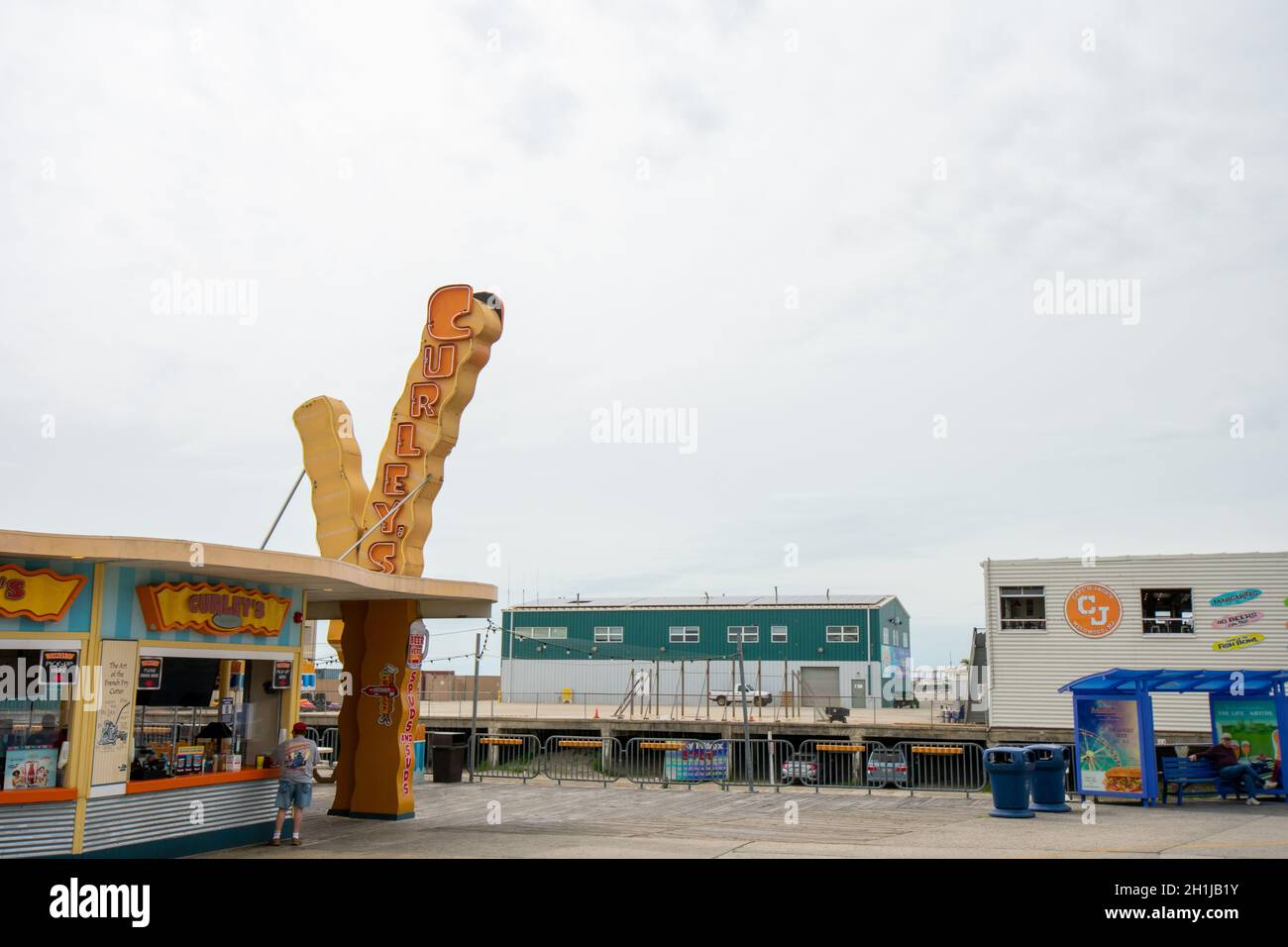 WILDWOOD, NEW JERSEY - 17. September 2020: Curly's Fries auf dem Wildwood Boardwalk Stockfoto