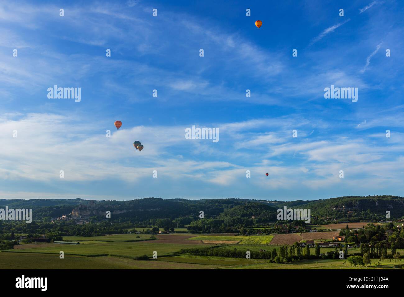 Beynac et Cazenac, Dordogne, Frankreich: 13. August 2019: Heißluftballone fliegen über der Dordogne im Südwesten Frankreichs Stockfoto