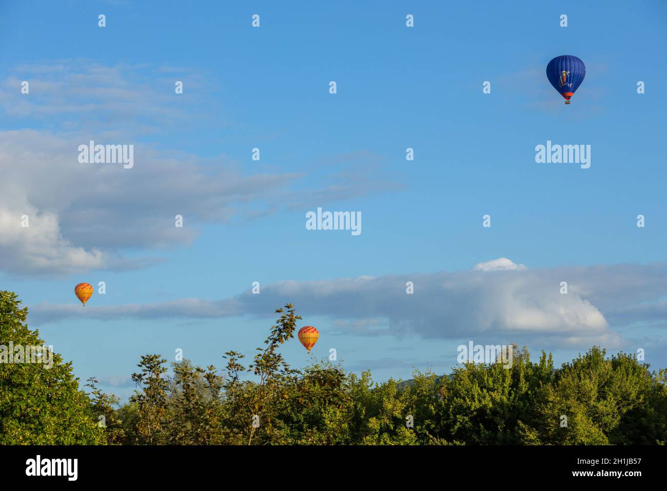 Beynac et Cazenac, Dordogne, Frankreich: 13. August 2019: Heißluftballone fliegen über der Dordogne im Südwesten Frankreichs Stockfoto
