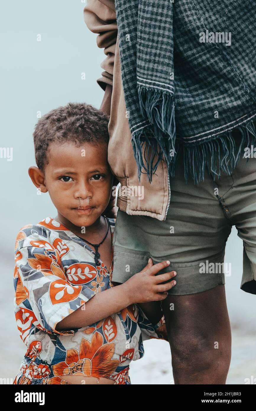 AMHARA REGION, ÄTHIOPIEN, APRIL 22.2019, äthiopisches Mädchen mit Vater Hirte in der Nähe von Gondar Stadt. Amhara Region, Äthiopien, April 22. 2019 Stockfoto