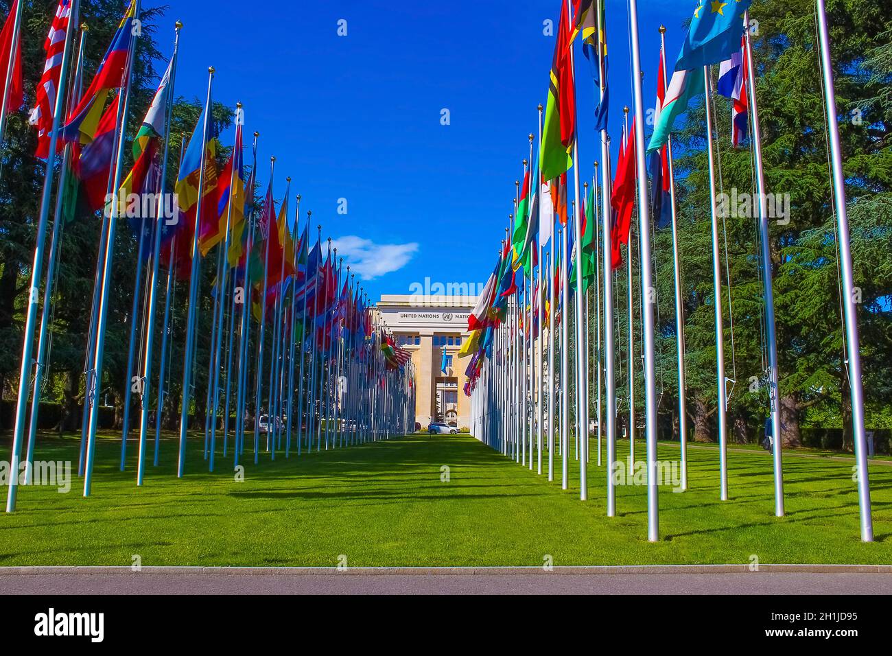 Genf, Schweiz - 17. Juni 2016: Galerie der nationalen Flaggen am Eingang der Vereinten Nationen in Genf, Schweiz Stockfoto