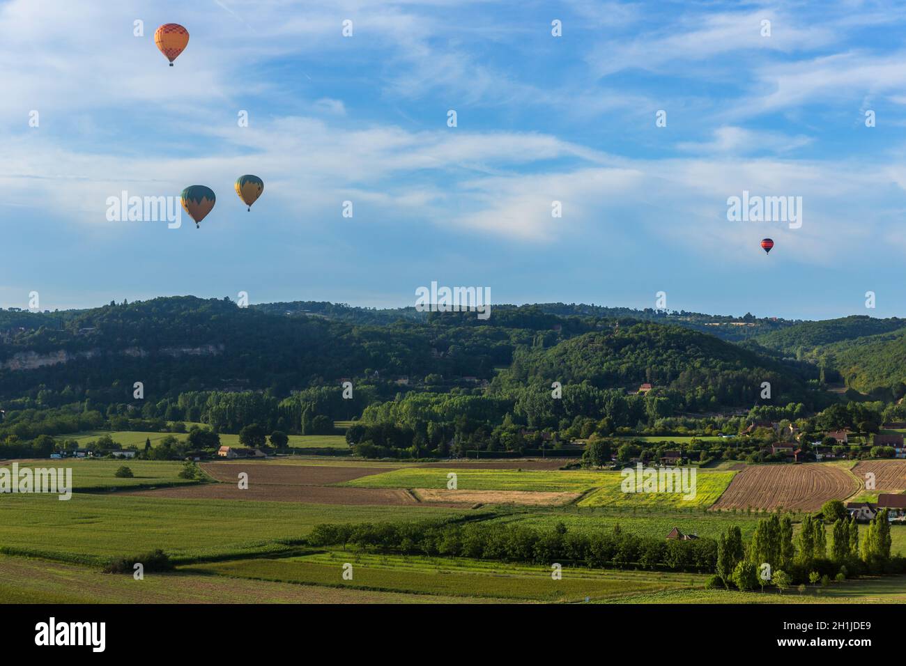 Heißluftballons fliegen über die Dordogne im Südwesten Frankreichs Stockfoto