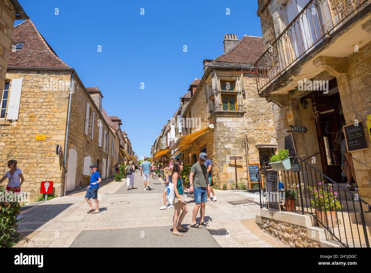 Domme, Frankreich - 14 August 2019: Touristen, die in der mittelalterlichen Stadt Sarlat-la-Canéda in der Dordogne Frankreich Stockfoto