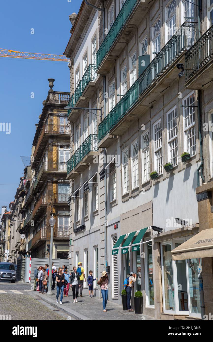 PORTO, PORTUGAL 17. April 2017 Passanten auf den Straßen der