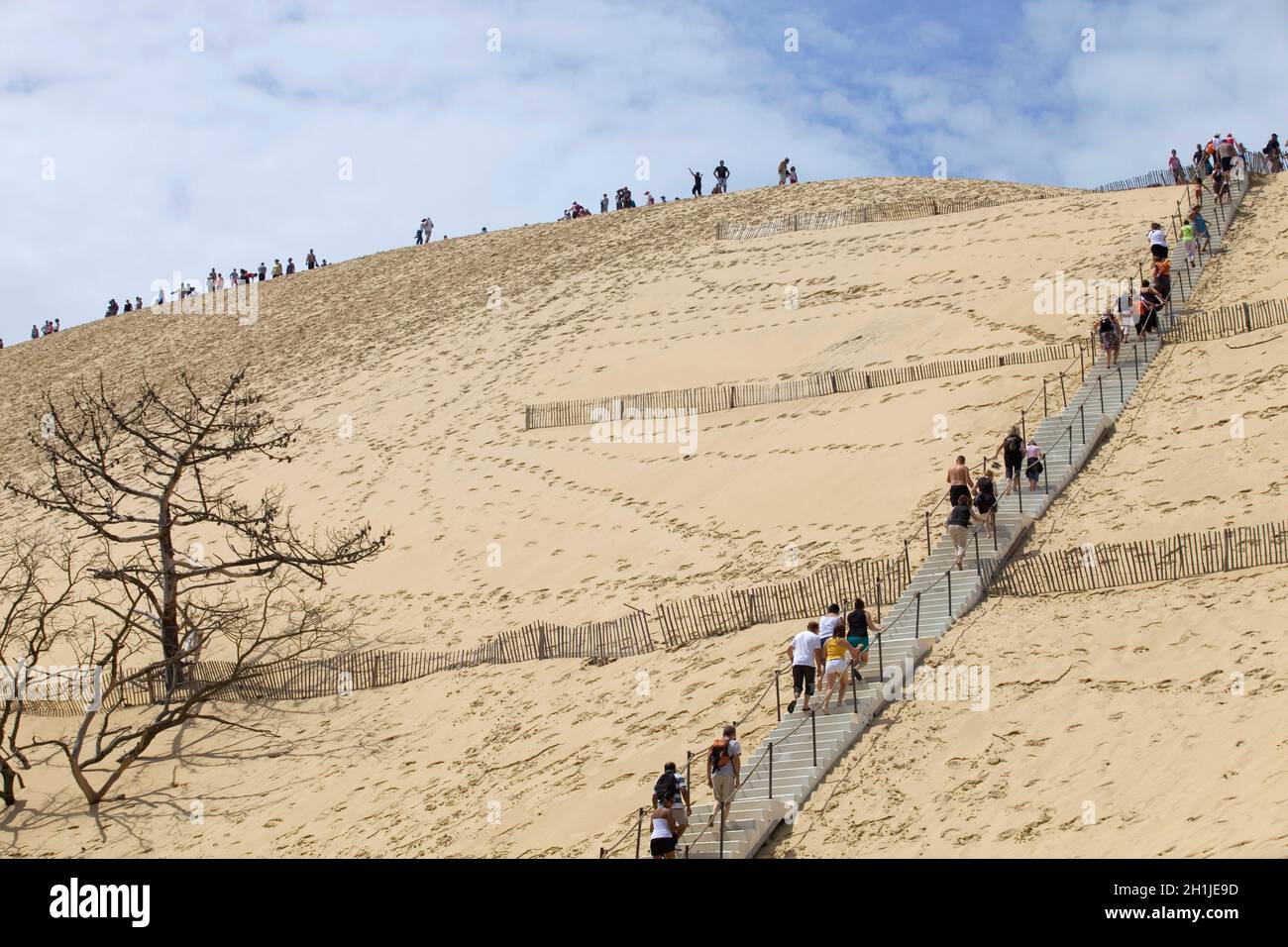 PYLA SUR MER, FRANKREICH - 8. AUGUST: Besucher der berühmten Düne von Pyla, der höchsten Sanddüne Europas, am 8. August 2012 in Pyla Sur Mer, Frankreich. Stockfoto