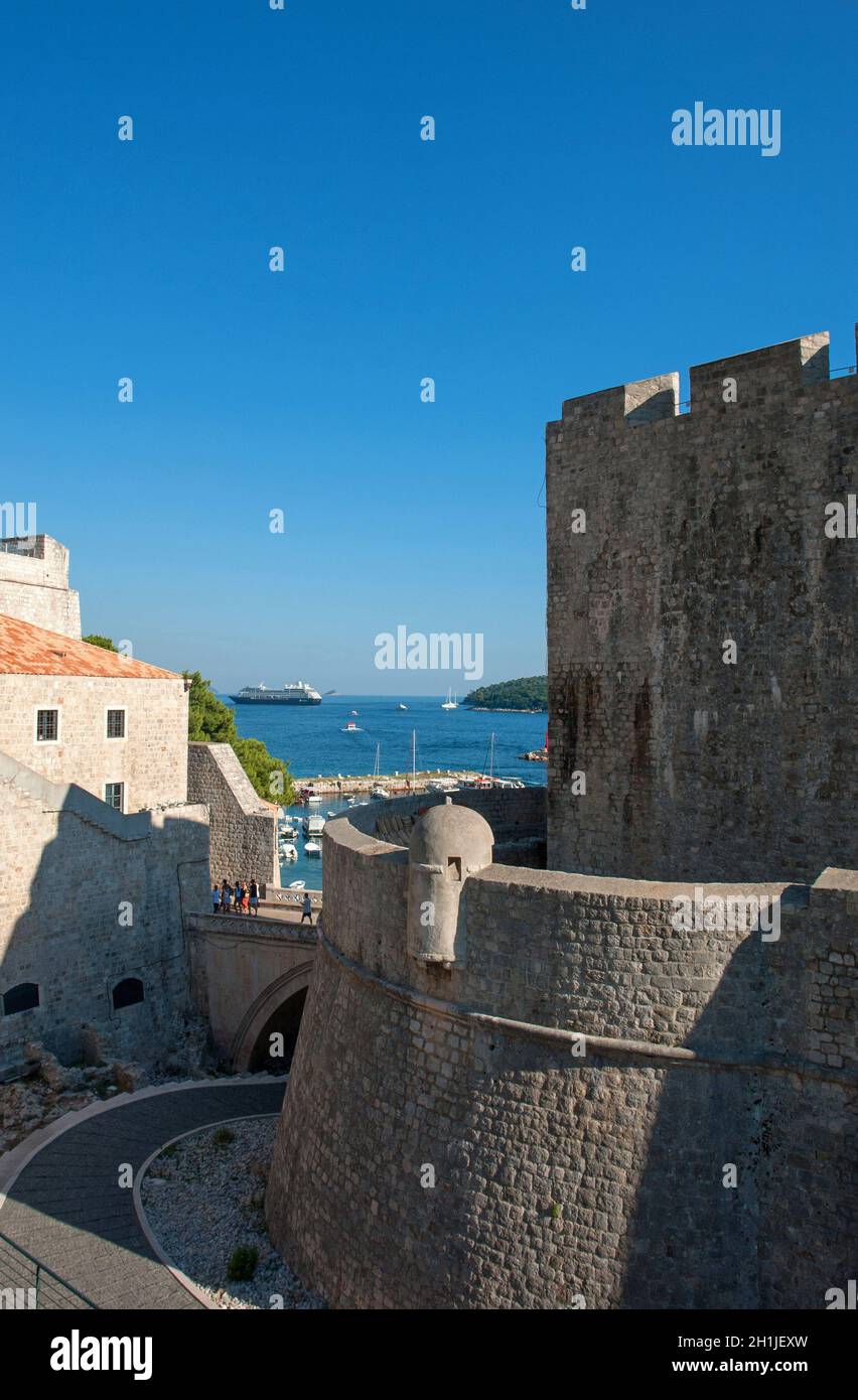 DUBROVNIK, Kroatien - 3. August 2016: Touristen am alten Hafen von Dubrovnik, Kroatien. Dubrovnik ist ein UNESCO-Weltkulturerbe Stockfoto