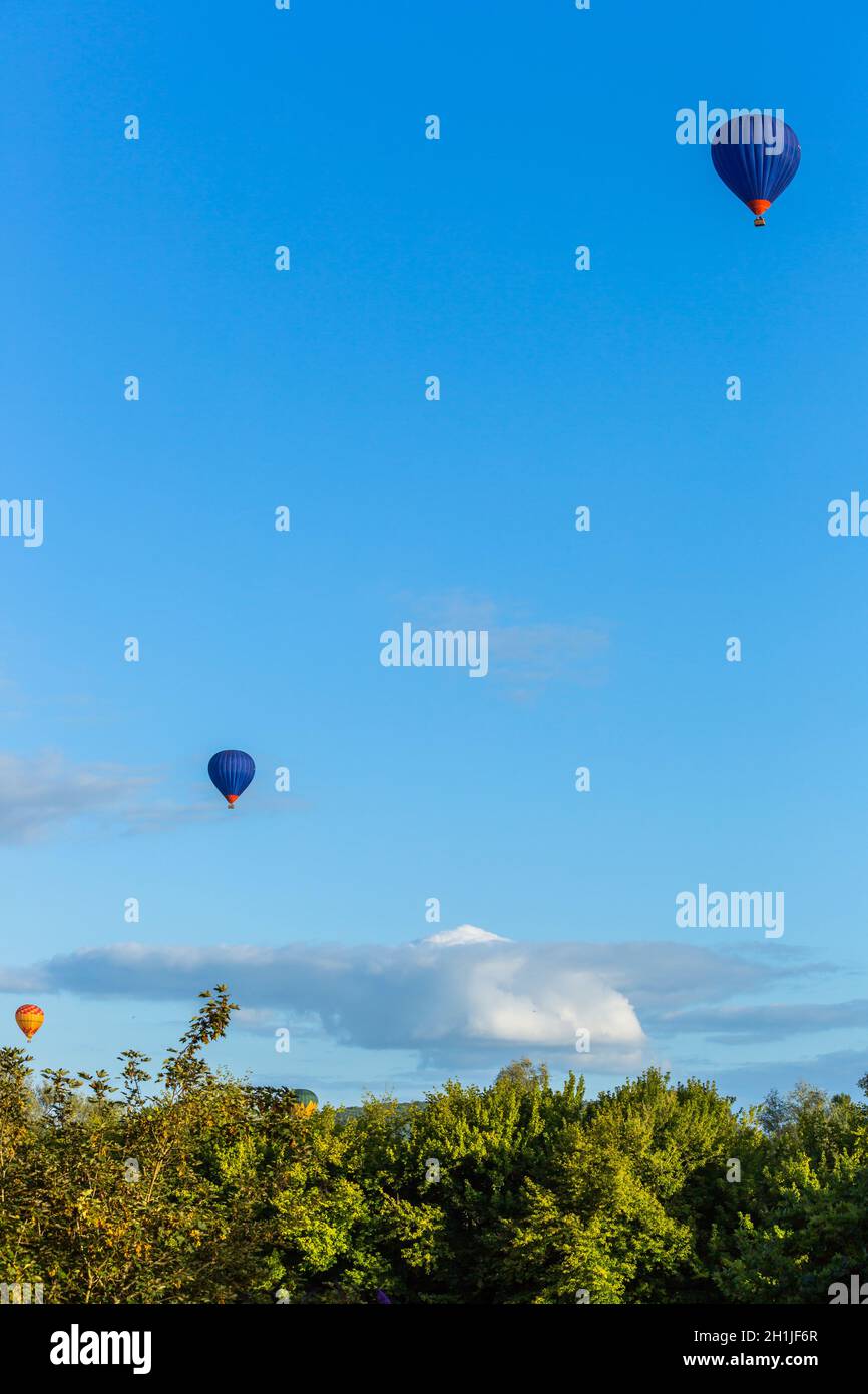 Heißluftballons fliegen über die Dordogne im Südwesten Frankreichs Stockfoto