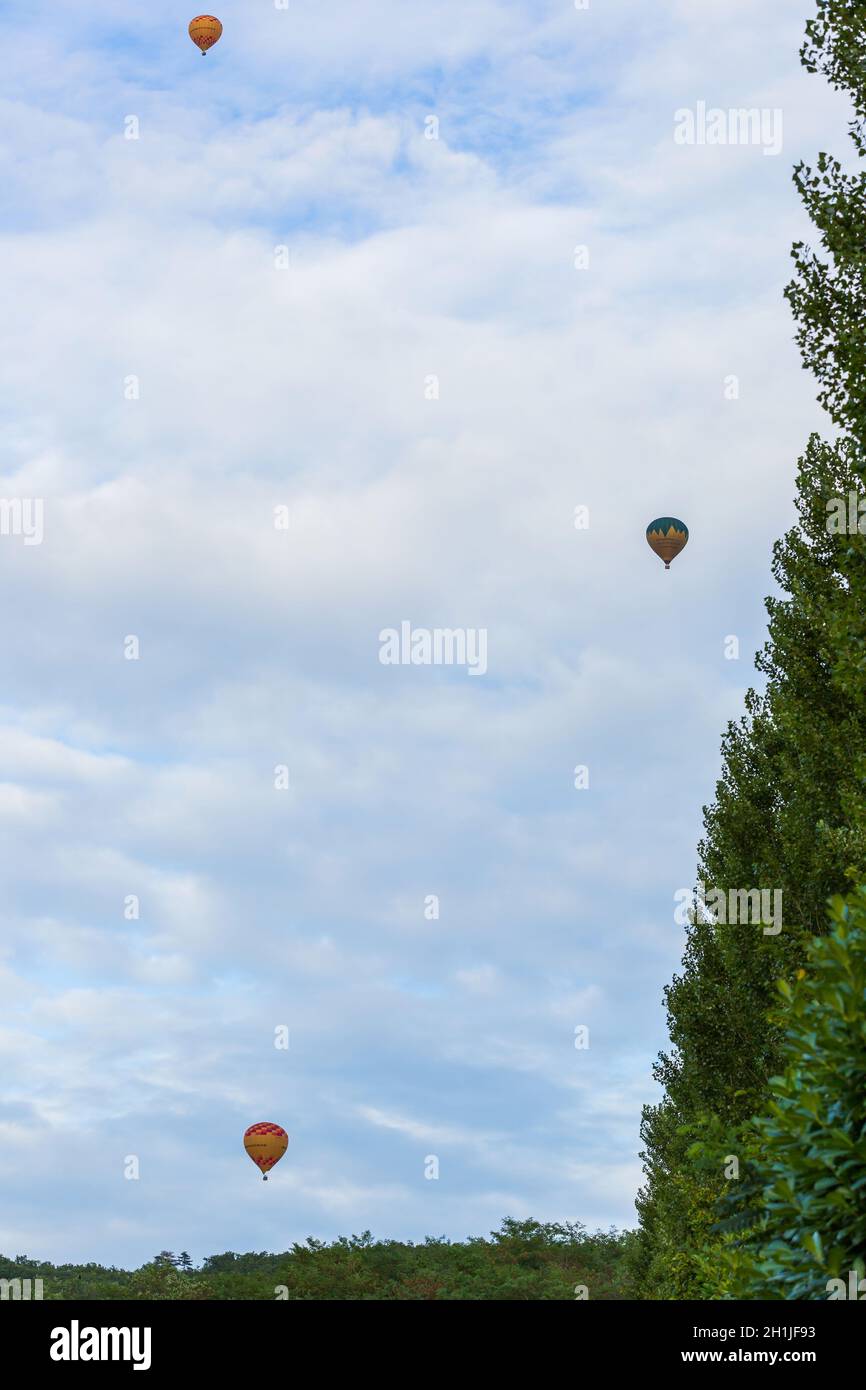 Beynac et Cazenac, Dordogne, Frankreich: 13. August 2019: Heißluftballone fliegen über der Dordogne im Südwesten Frankreichs Stockfoto