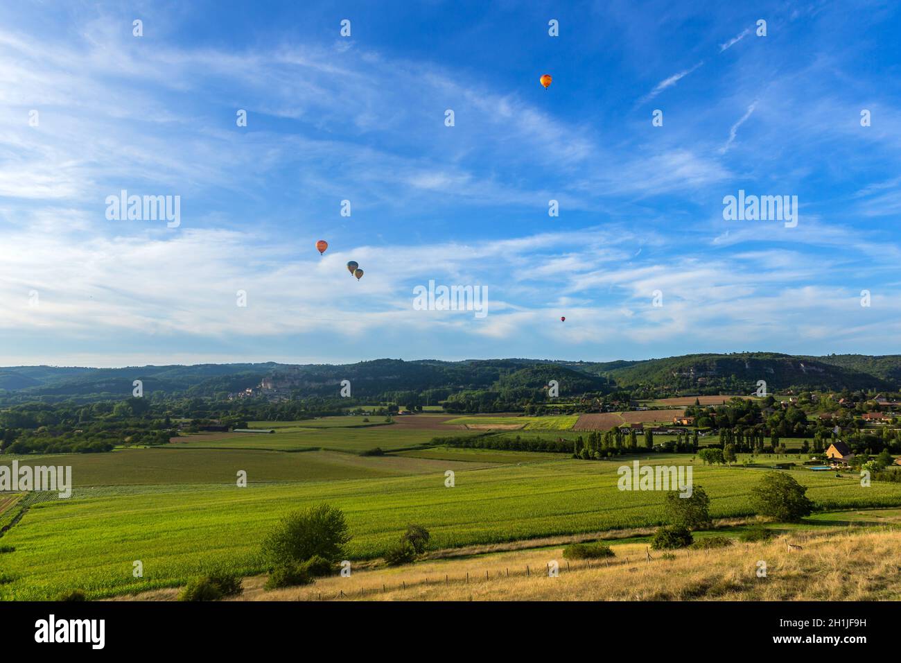 Beynac et Cazenac, Dordogne, Frankreich: 13. August 2019: Heißluftballone fliegen über der Dordogne im Südwesten Frankreichs Stockfoto