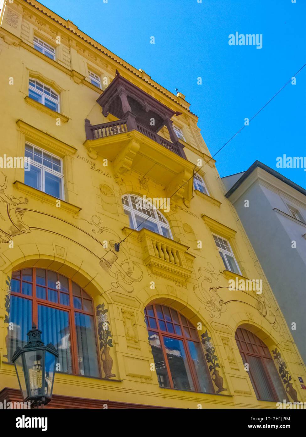 Prag, Tschechische Republik - 27. Juni 2010: Prag, Tschechische Republik - 31. Dezember 2017: Die Fassade des alten Hauses und der alten Architektur in der Altstadt von Prag Stockfoto