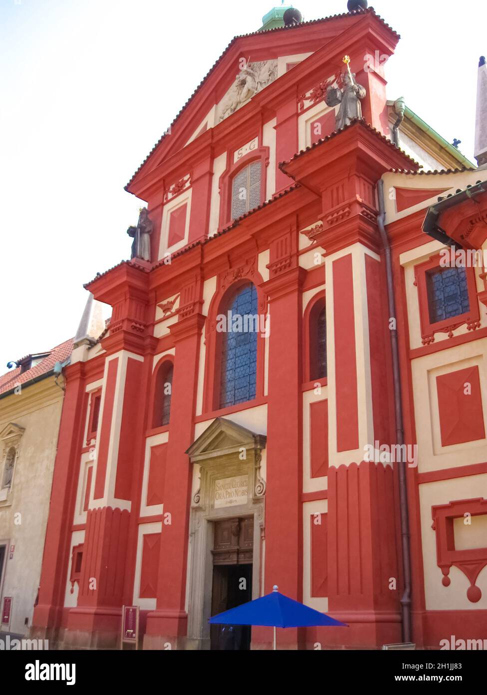 Prag, Tschechische Republik: Die St.-Georgs-Basilika, die ursprünglich im Jahr 1185 geweiht wurde und Teil des Prager Schlosskomplexes ist Stockfoto