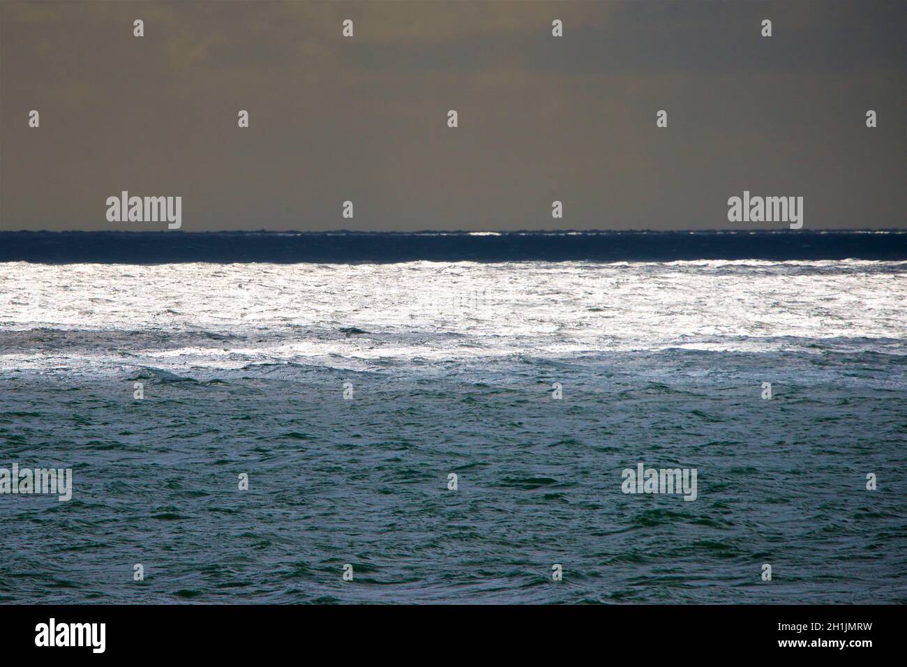Der Englische Kanal. Sonnenbäder auf einem schimmernden Meer. Brighton & Hove, East Sussex, England, Großbritannien Stockfoto